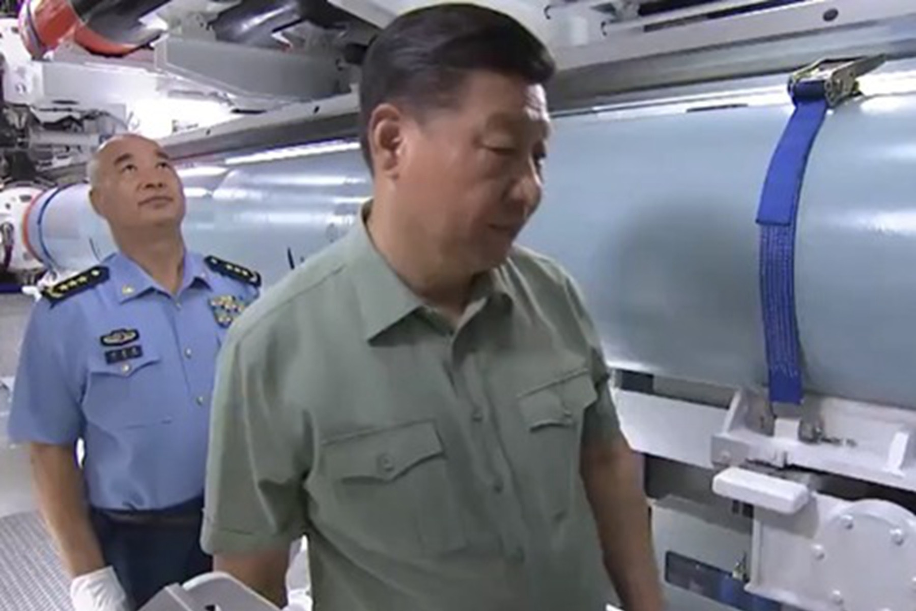 習近平（右）重視中國戰略核力量的建設。圖為2018年6月，習近平視察海軍時登上核潛艇。（中國央視截圖）