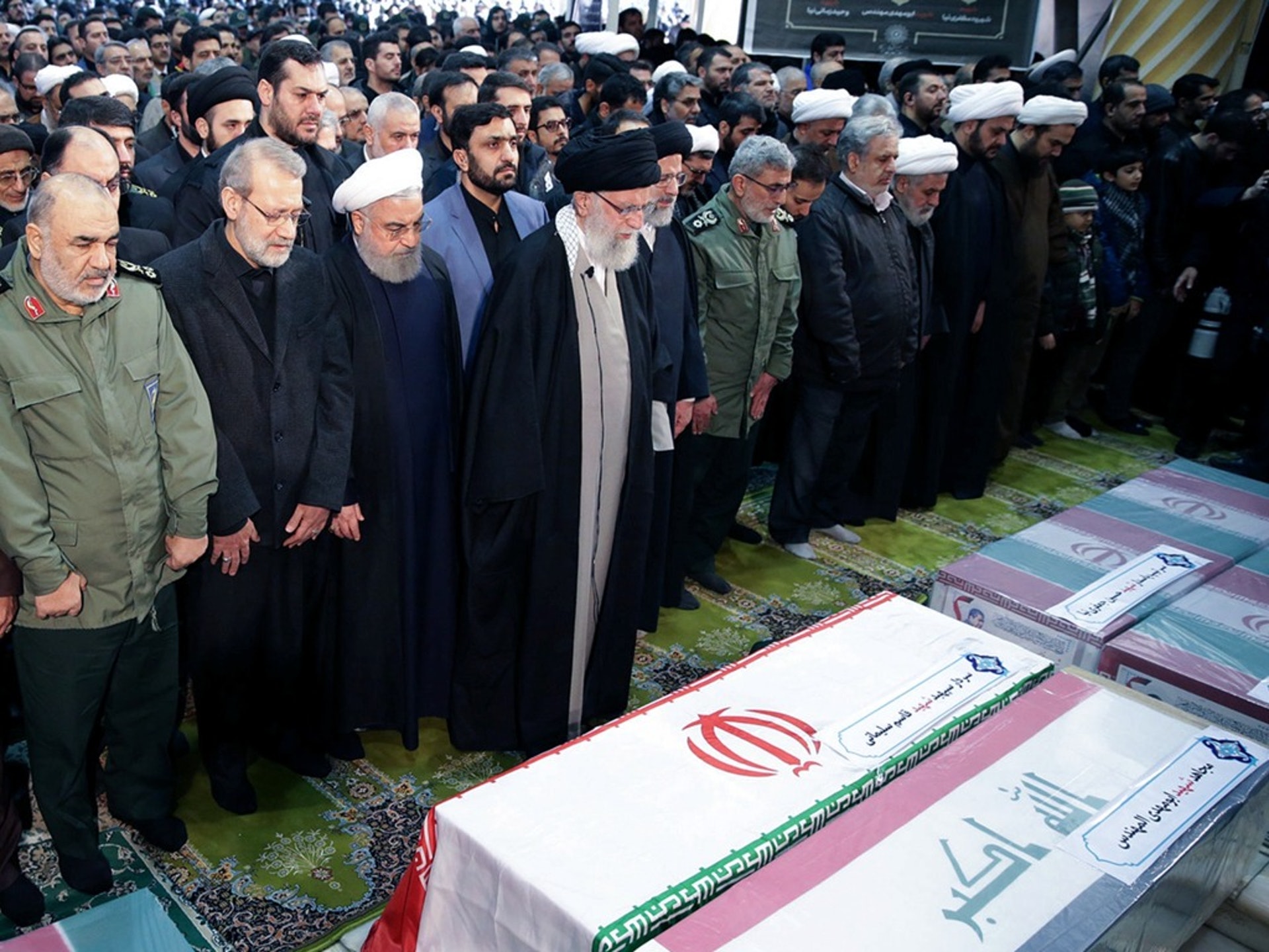 2020年1月4日，特朗普下令斬首伊朗指揮官蘇萊曼尼，隨後引發一係列對峙。圖為伊朗最高領袖阿亞圖拉·阿裏·哈梅內伊和伊朗總統哈桑·魯哈尼在蘇萊曼尼靈柩旁祈禱。（Reuters）