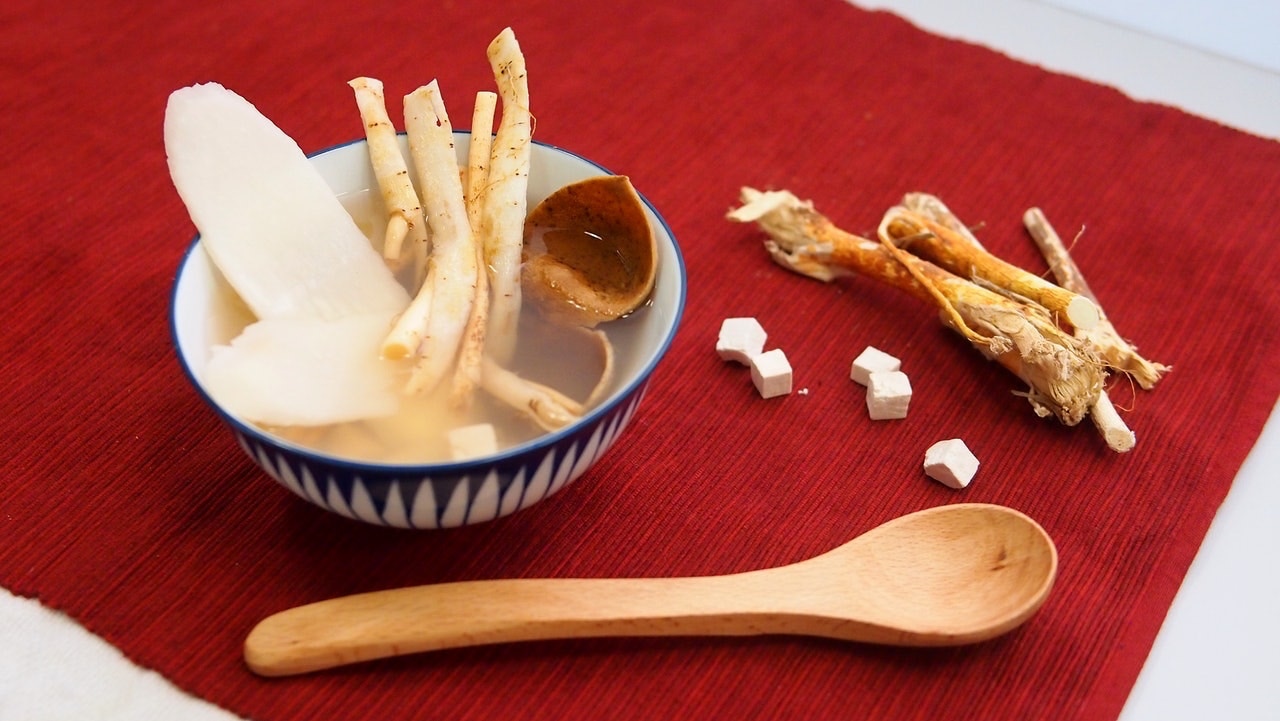 補益肺氣的食材例子，包括五指毛桃、黃芪及黨參等常見於藥行，多用來煲湯。（資料圖片）