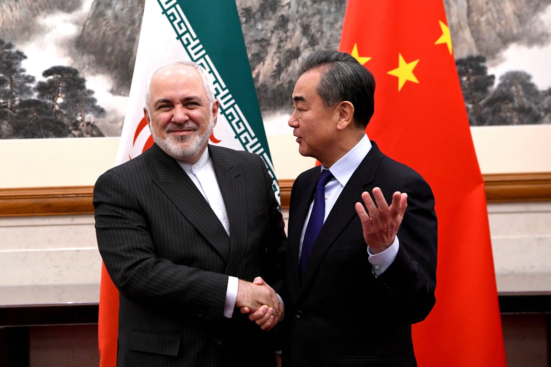 事件發生後,中國外長王毅(右)緊急與伊朗外長扎里夫(Mohammad Javad Zarif)通電話。(AP) 事件發生後,中國外長王毅(右)緊急與伊朗外長扎里夫(Mohammad Javad Zarif)通電話。(AP)