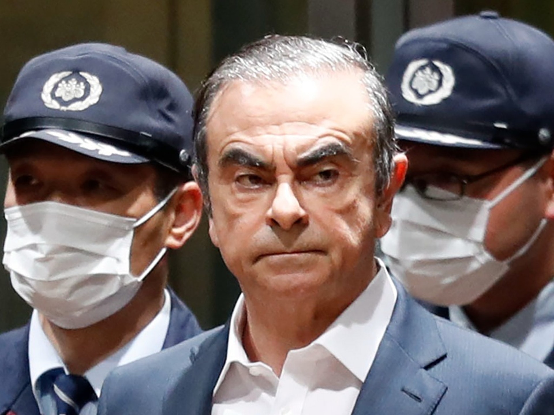 日產汽車前董事長戈恩(中)2018年底被日本警方拘押,他在2019年1月30日逃離日本。(AP) 日產汽車前董事長戈恩(中)2018年底被日本警方拘押,他在2019年1月30日逃離日本。(AP)