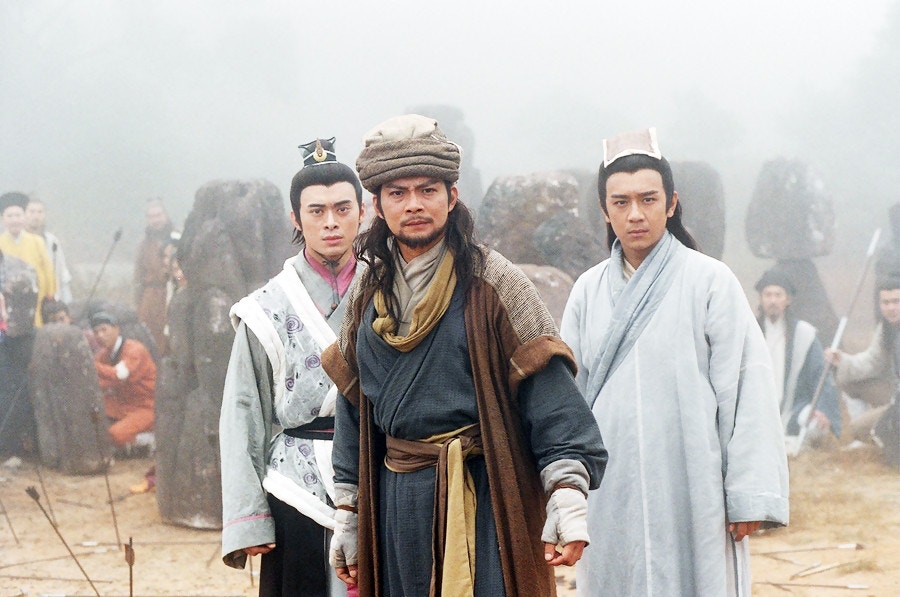 主演樊少皇（左）飾虛竹，黃日華（中）飾喬峰以及陳浩民（右）飾段譽，是許多金庸迷心中無可超越的經典組合。（1997年版《天龍八部》劇照）