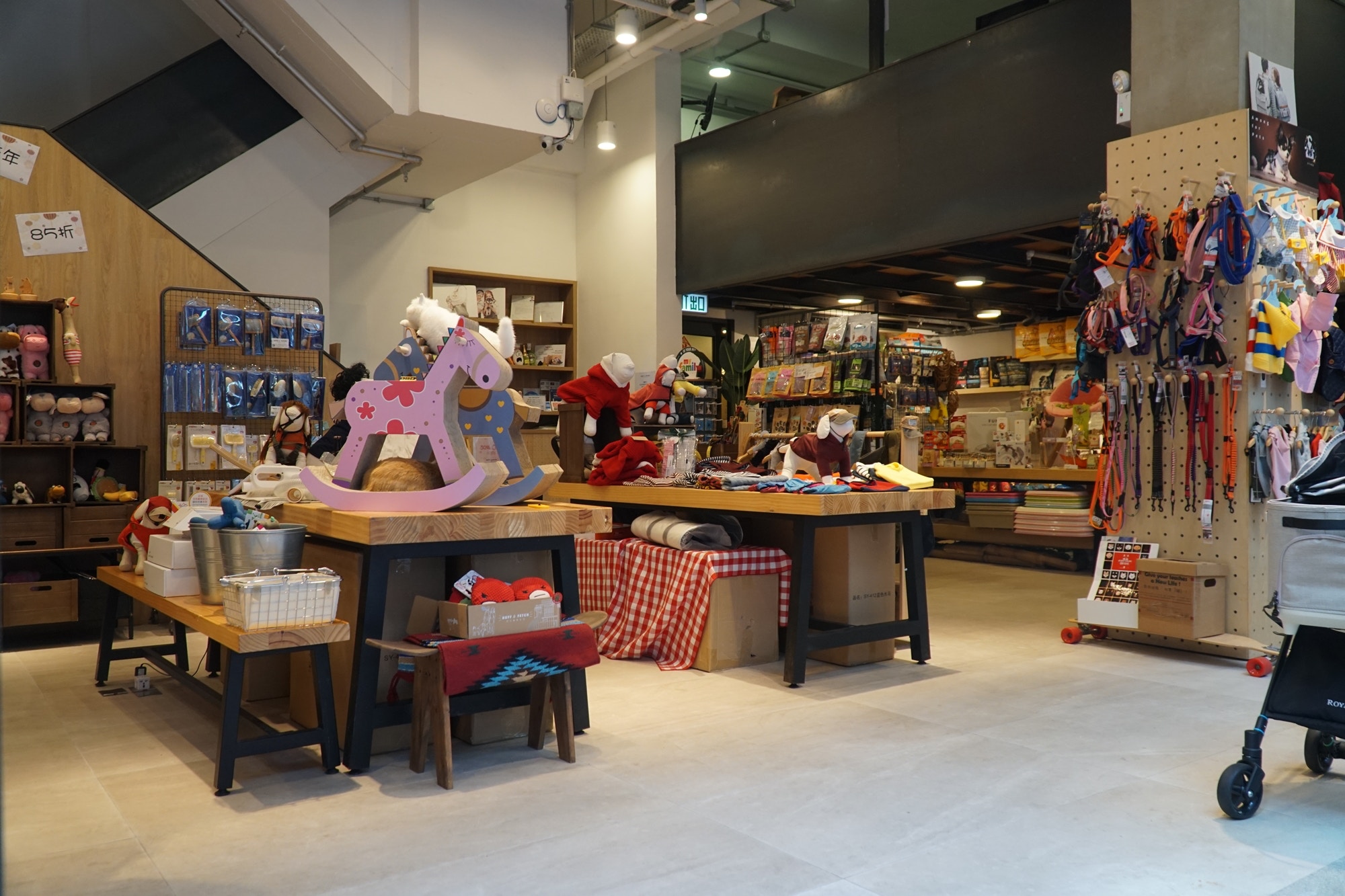 店舖地面的寵物商品部佔地二千呎，產品涵蓋食品、護理產品、清潔用品、出行用品、玩具、服飾、傢俱等等。
