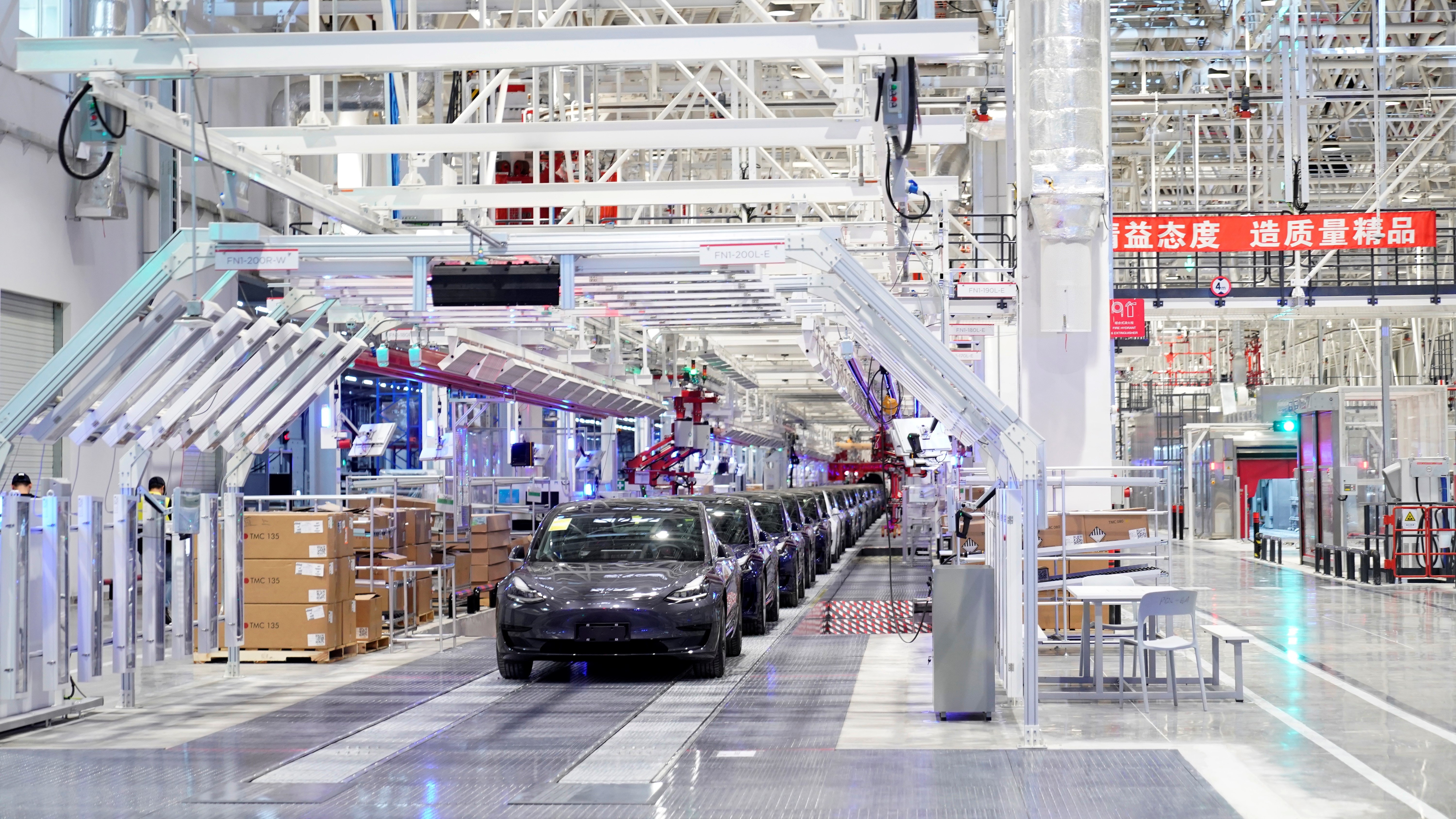 特斯拉上海超级工厂内部生产场景。（路透社）