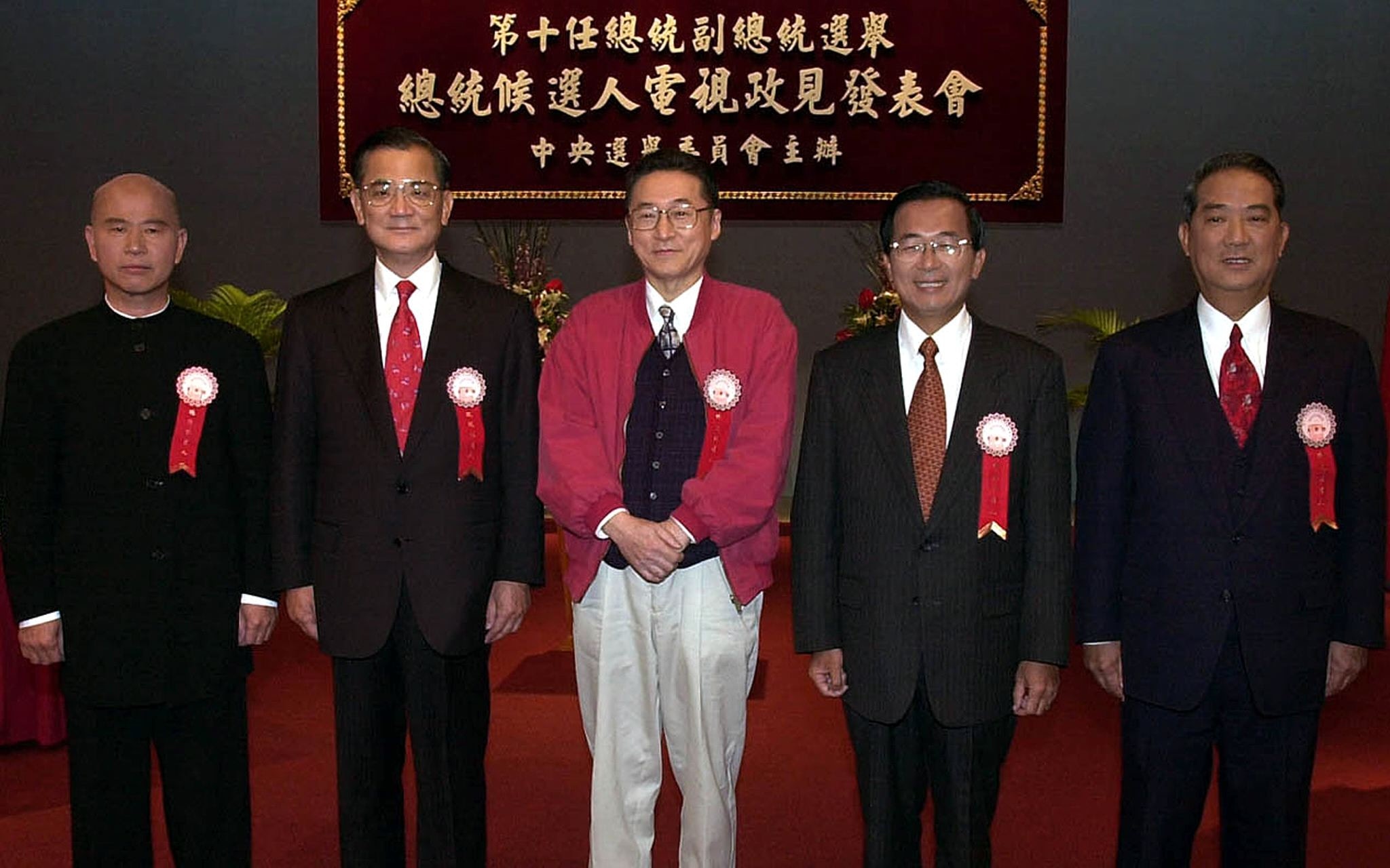 2000年3月11日，五位台灣總統候選人準備參加大選辯論，圖中五人左起分別為許信良、連戰、李敖、陳水扁以及宋楚瑜。（AFP）