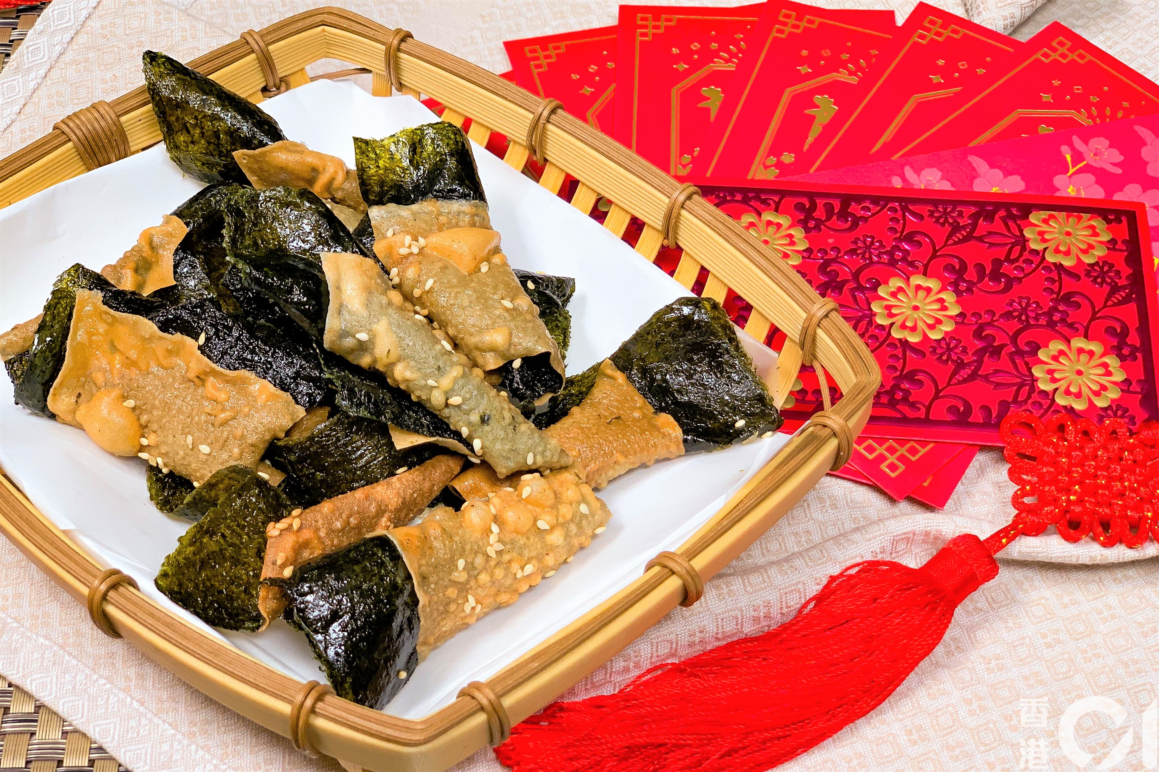 金黃色的炸素魚皮，新年享用添喜慶。