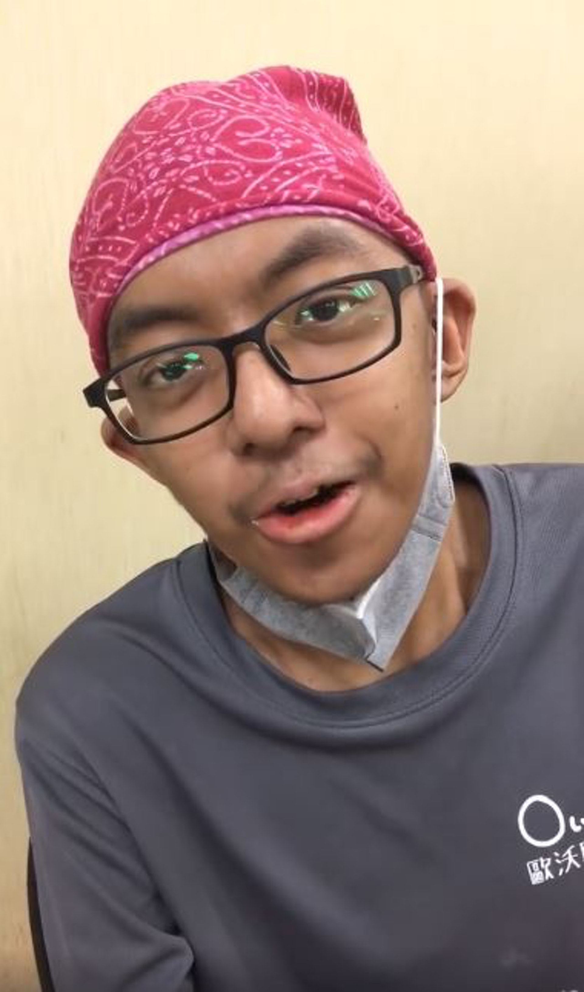血癌末期的台男日前拍片呼籲台灣人在總統大選投票,指自己會堅持「投完票」、「點完票」。(facebook影片截圖) 血癌末期的台男日前拍片呼籲台灣人在總統大選投票,指自己會堅持「投完票」、「點完票」。(facebook影片截圖)