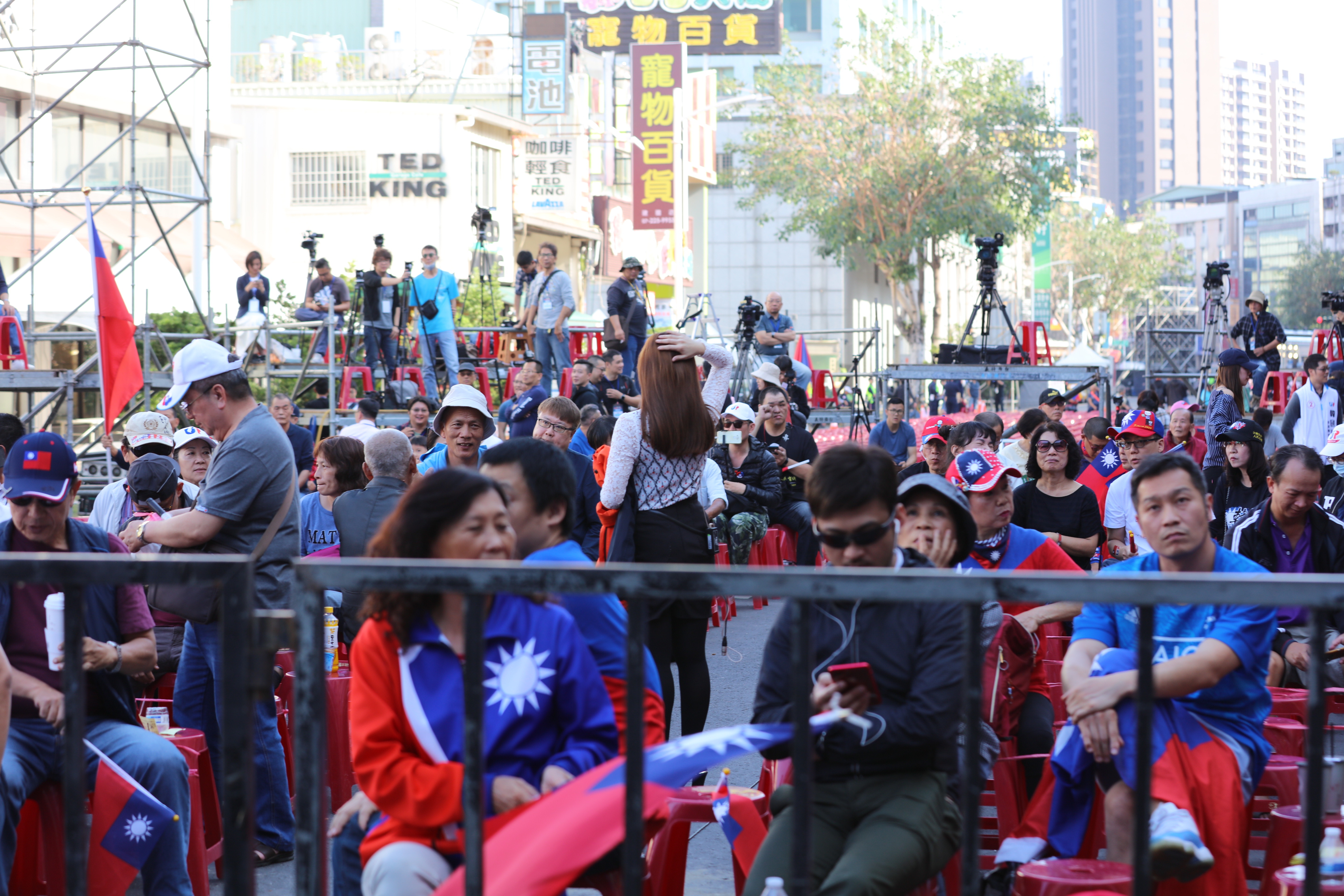 é«ééåçç«¶é¸ç¸½é¨å¤çæå ´ï¼å¸ç½®äº4000å¼µå³ï¼ä¸å°æ¯æèå·²å°å ´ç­åéç¥¨çµæãï¼é³ç¯å»·æï¼