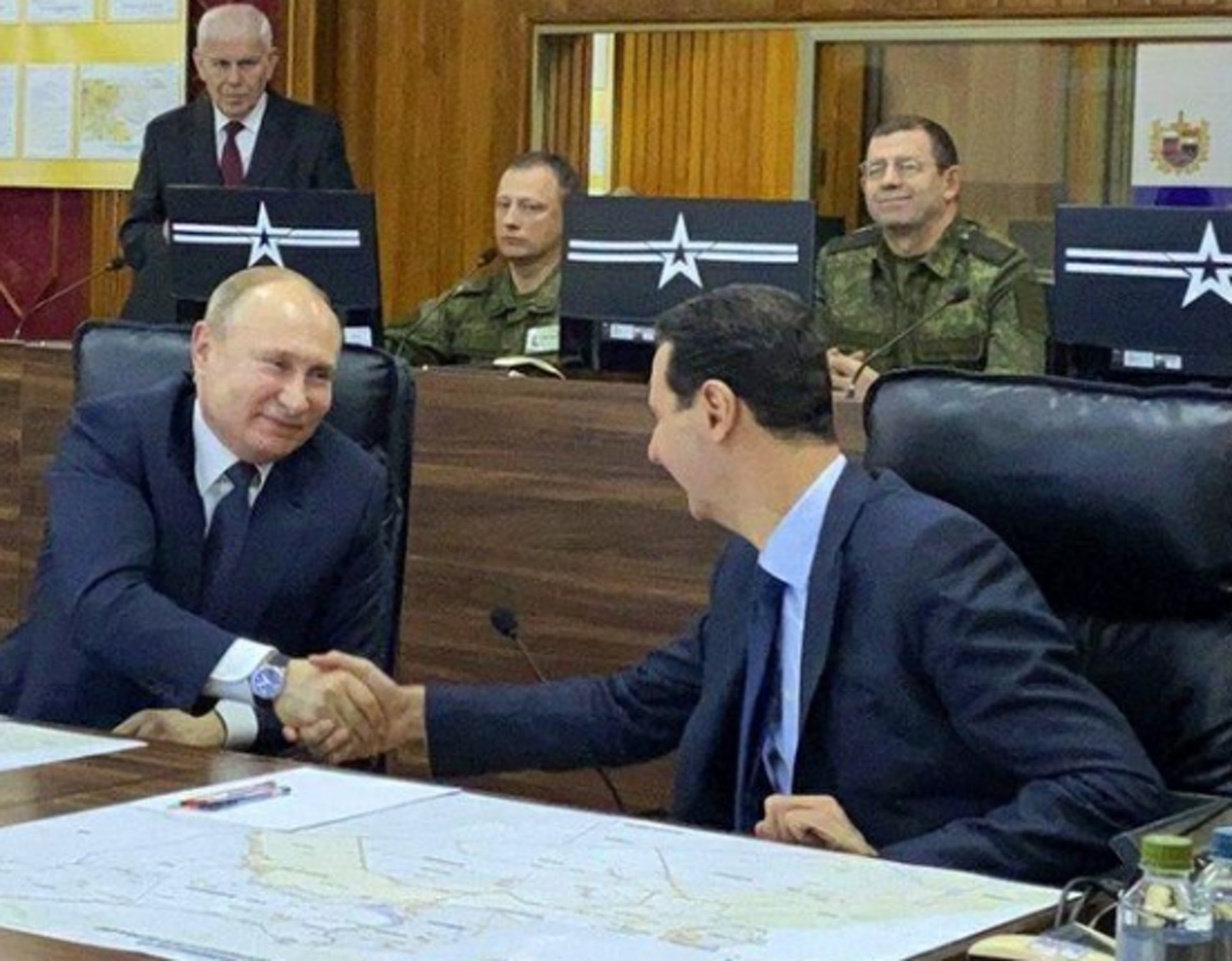 當地時間1月7日俄羅斯總統普京(左)曾突訪敘利亞並與敘利亞總統阿薩德進行了會晤。(AP)