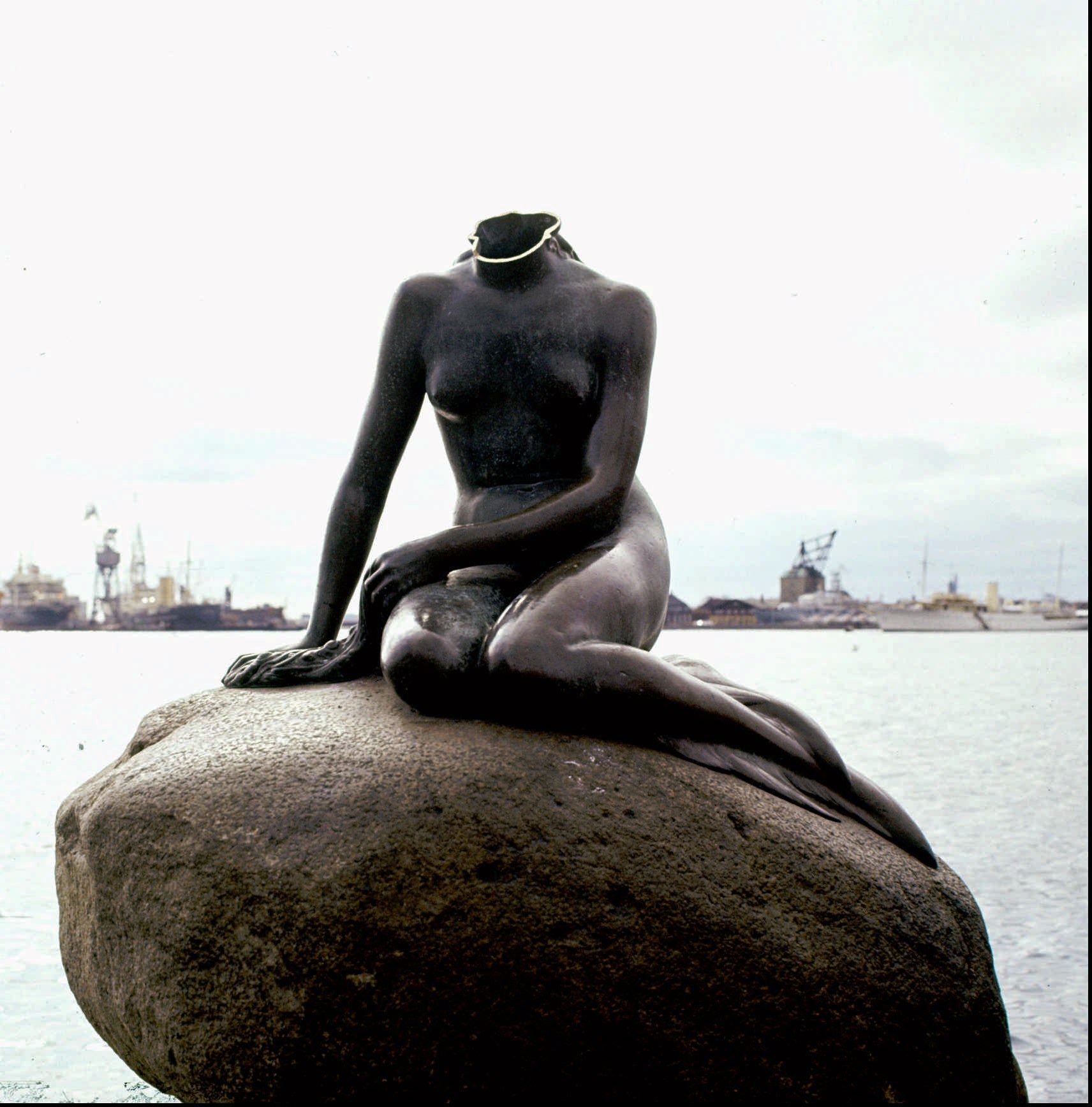 丹麦美人鱼雕像：美人鱼1964年被斩头。 （AP）