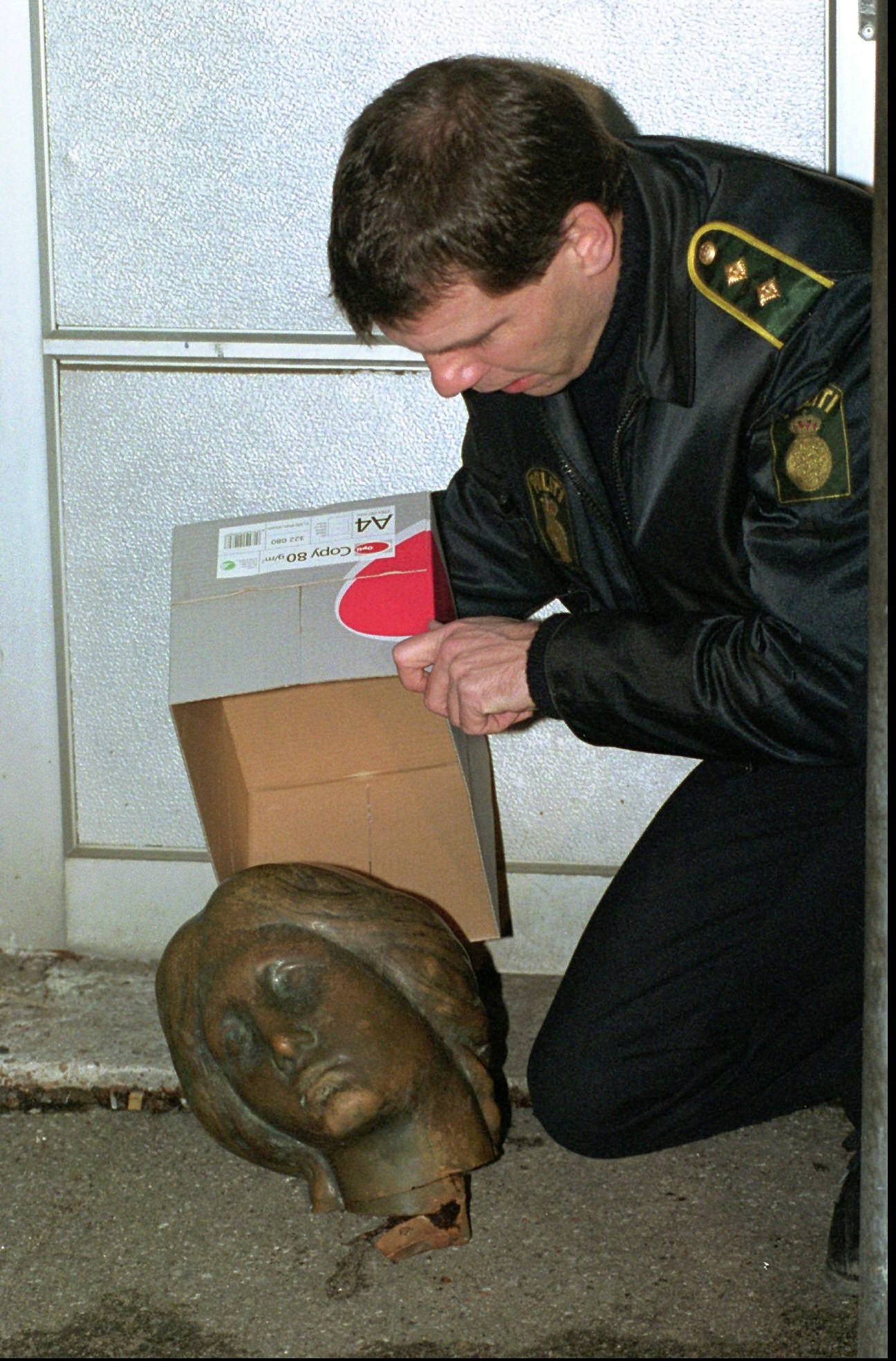 丹麦美人鱼雕像：美人鱼1998年被女权主义者斩头，几日后有人将她的头归还当局。 （AP）