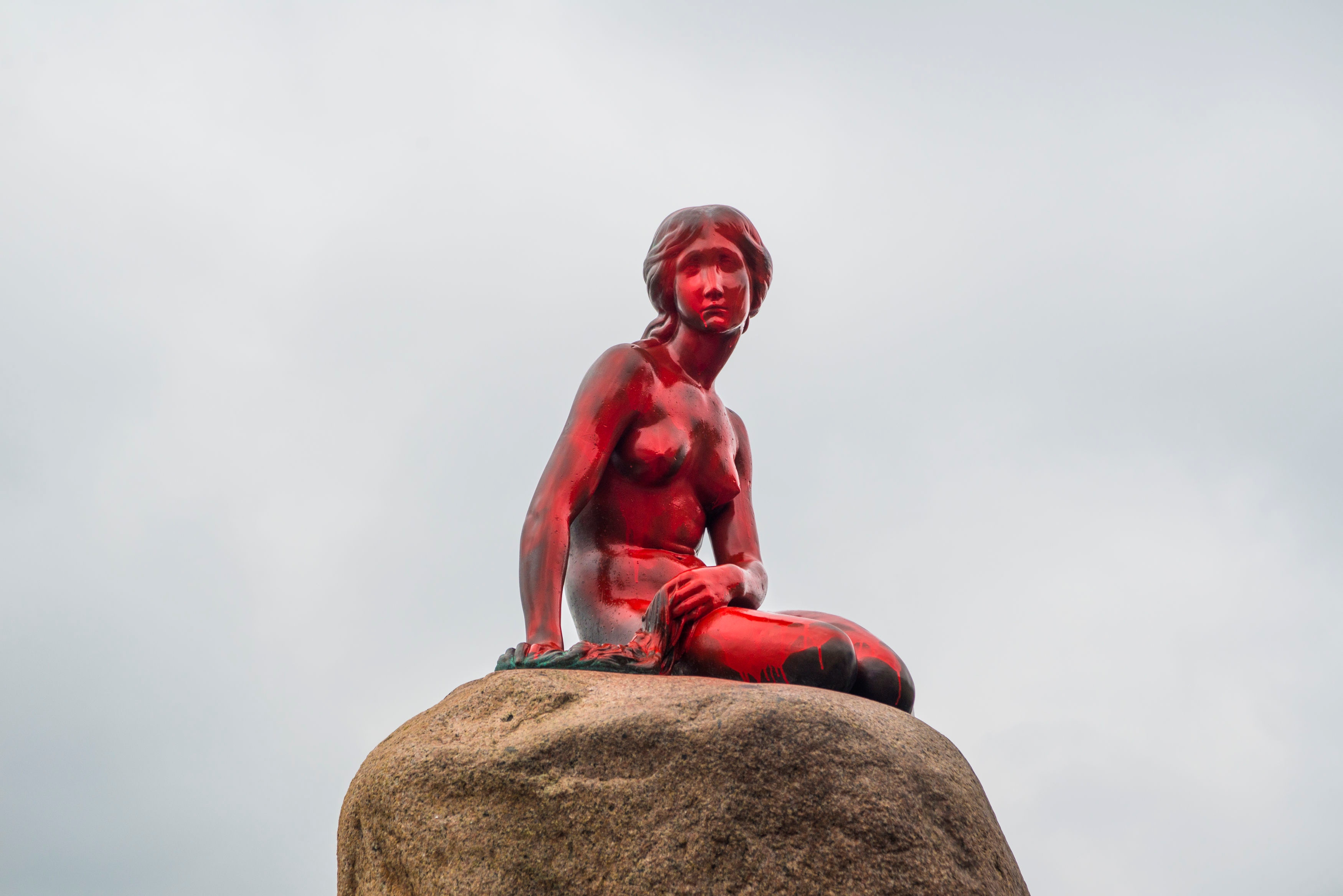 丹麦美人鱼雕像：美人鱼2017年5月被环保人士涂成红色。 （Reuters）