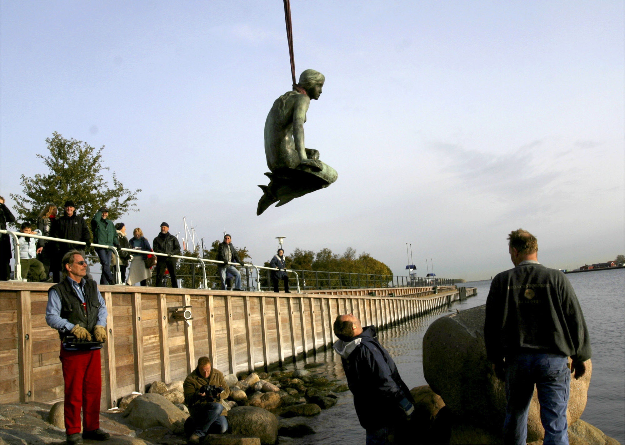 丹麦美人鱼雕像：美人鱼2003年被推落海，当局及后海中发现她，并将她放回原处。 （AP）