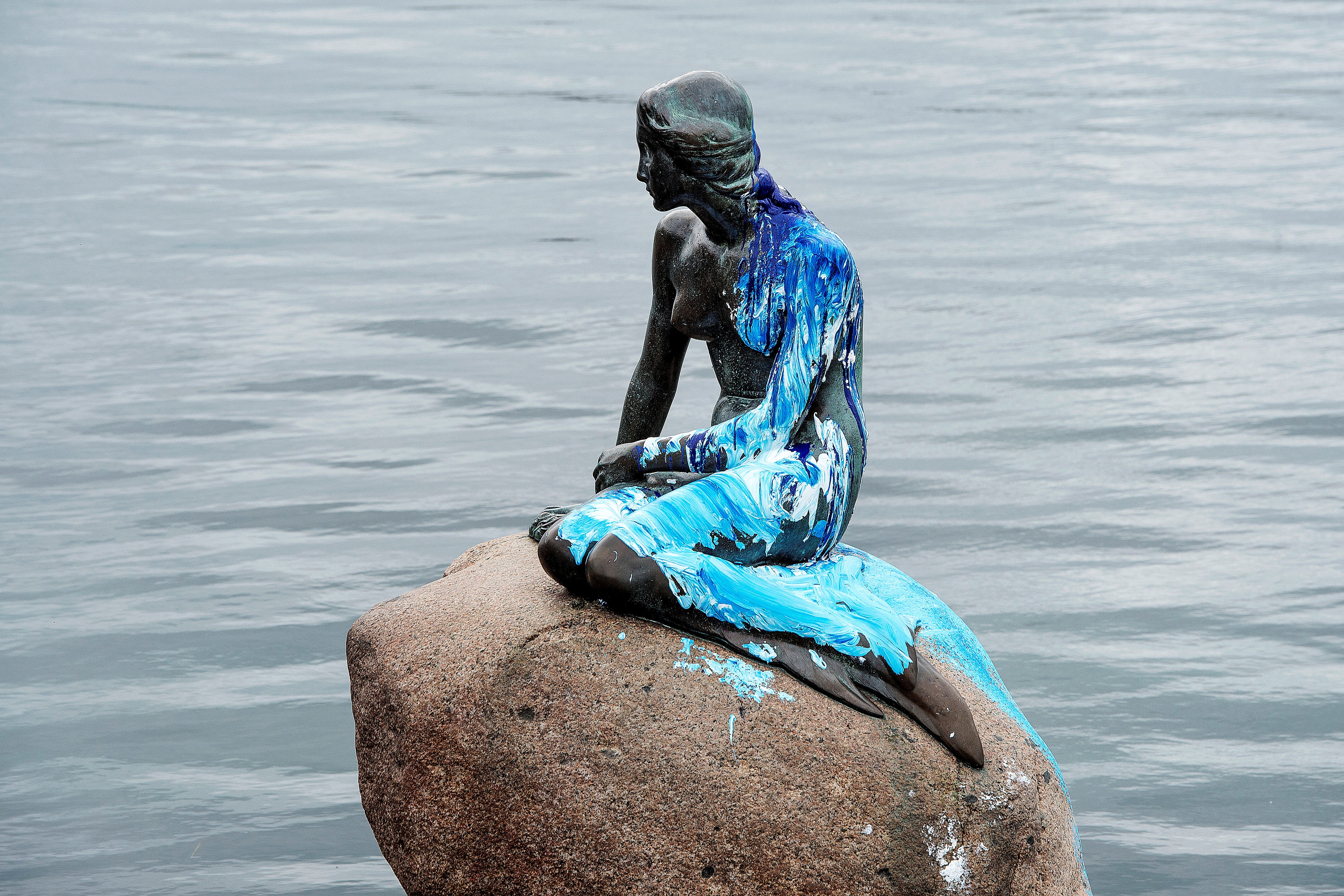 丹麦美人鱼雕像：美人鱼2017年6月被人泼上蓝色及白色油漆。 （Reuters）
