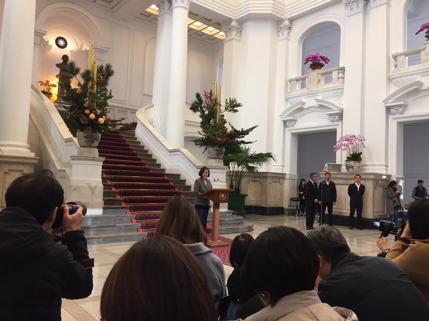 蔡英文在選後首度在台總統府發表敞廳談話，針對重要的政策議題發表談話。（譚英瑛／多維新聞）