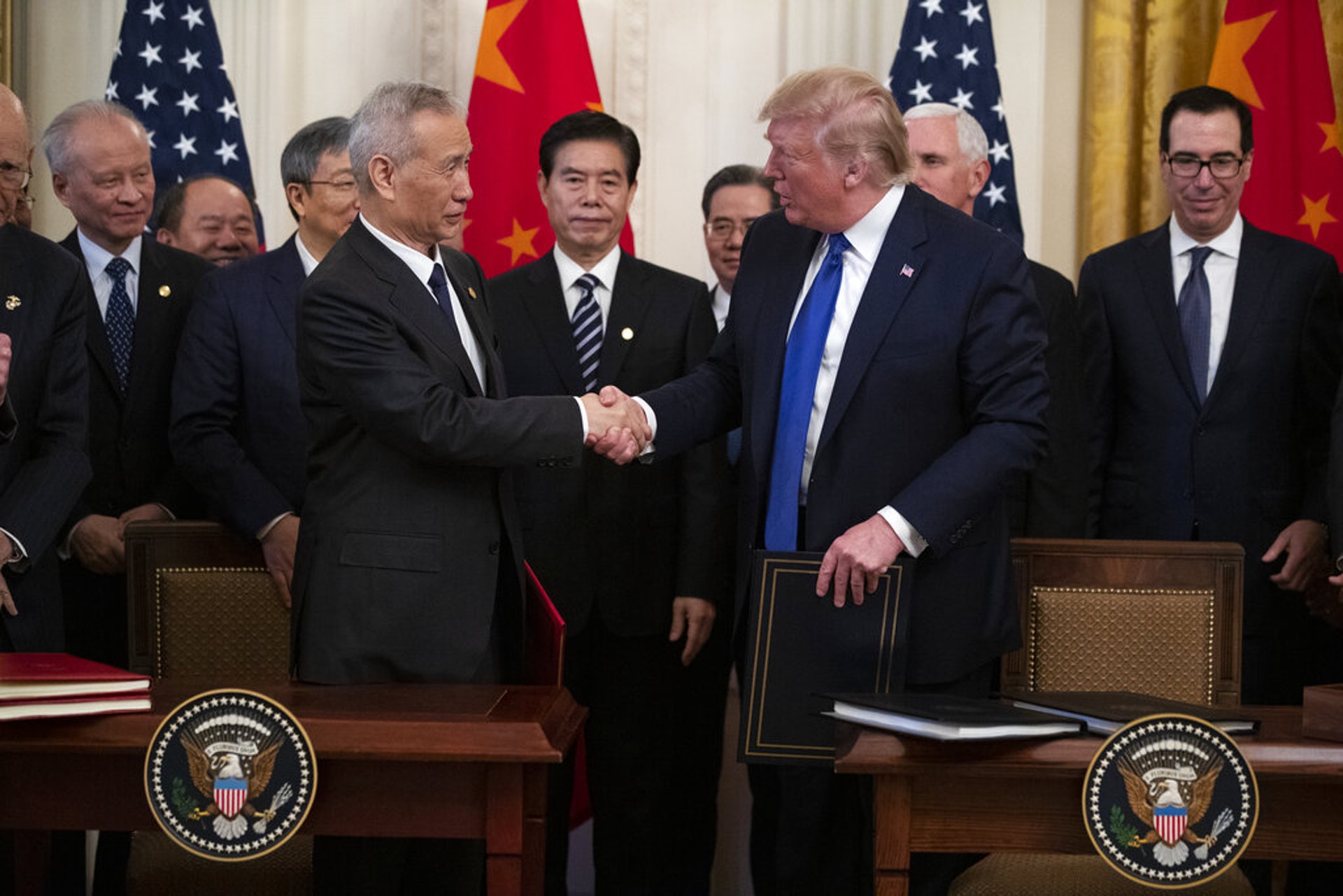 特朗普與劉鶴簽署協議後握手(Reuters) 特朗普與劉鶴簽署協議後握手(Reuters)