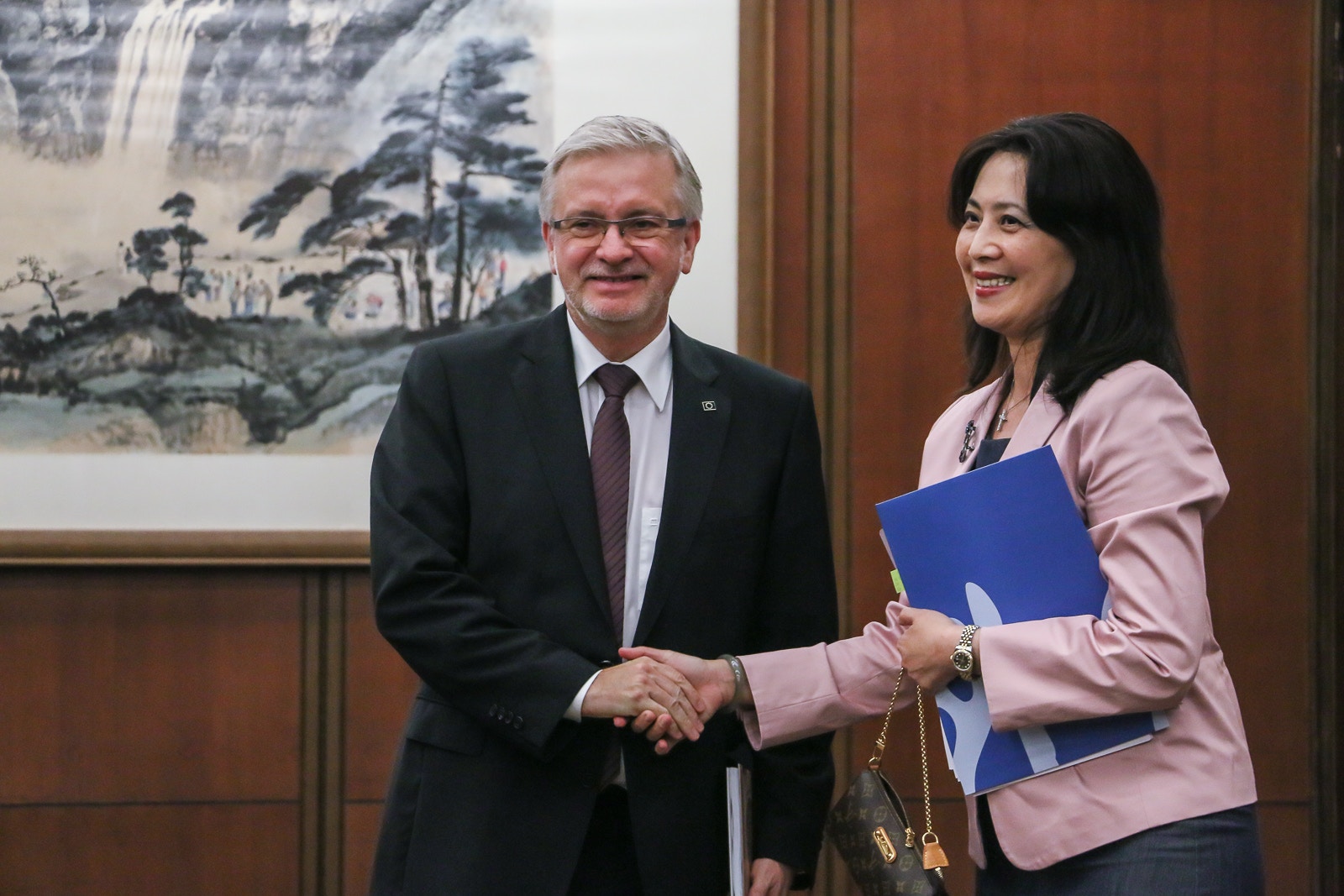 歐洲議會友台小組主席凱勒（Michael GAHLER）（左）2019年10月27日至11月1日，率歐洲議會重要跨黨團議員參訪台灣，台外交部發言人歐江安（右）代表接待。 （洪嘉徽／多維新聞）