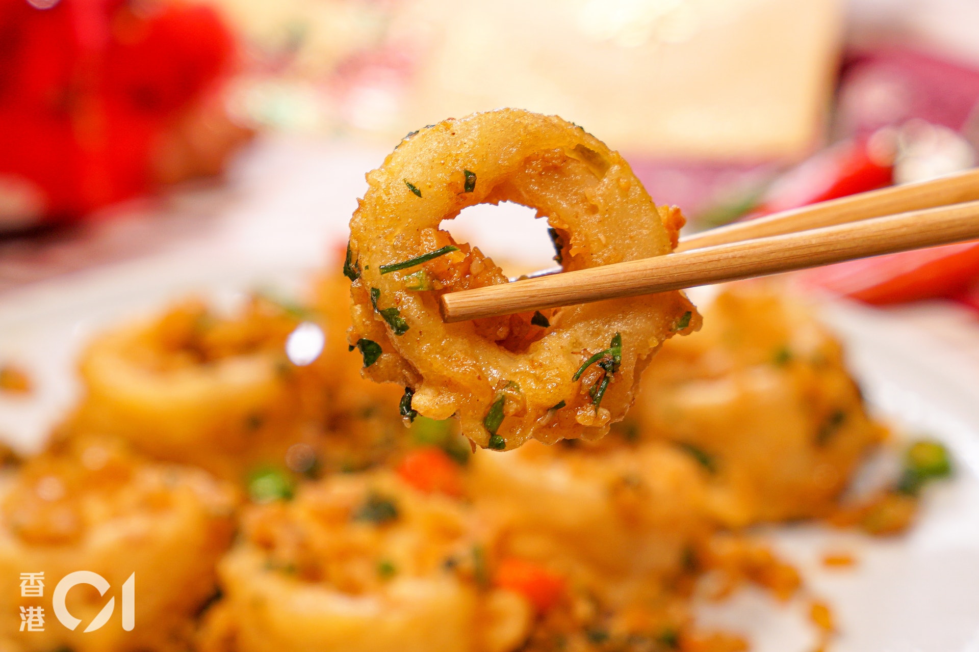 金沙素魷魚圈,杏鮑菇要保持乾爽,上粉後才蘸麪糊,使麪糊可掛於杏鮑菇上。 金沙素魷魚圈,杏鮑菇要保持乾爽,上粉後才蘸麪糊,使麪糊可掛於杏鮑菇上。