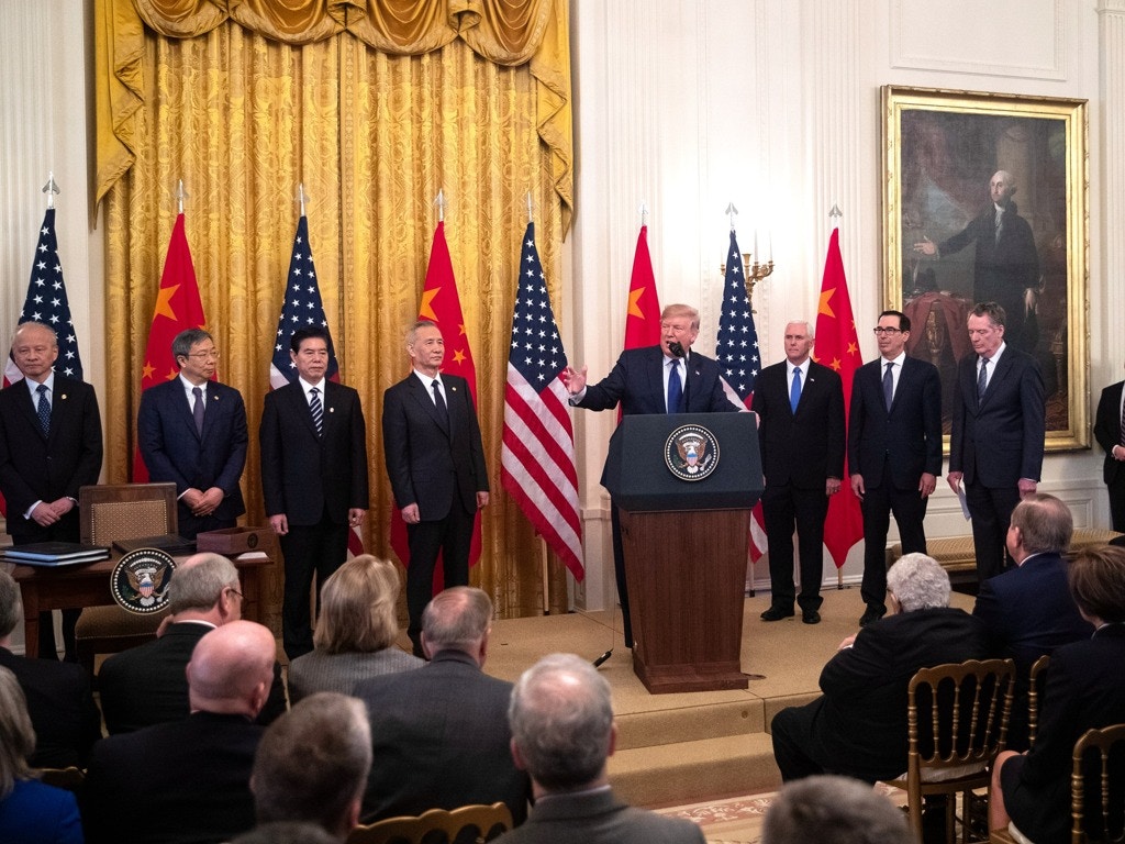 中美之间和则两利，斗则两伤，双方没有理由不处理好两国关系。图为中美第一阶段协议签署前特朗普发表讲话。（AP）