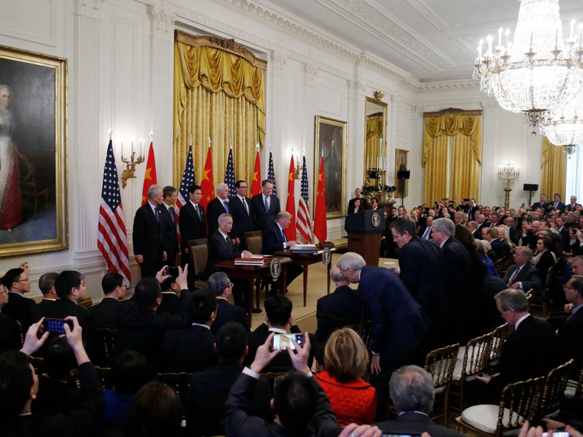 中美簽署第一階段貿易協議,為近兩年的中美貿易戰寫下注腳。(AP) 中美簽署第一階段貿易協議,為近兩年的中美貿易戰寫下注腳。(AP)