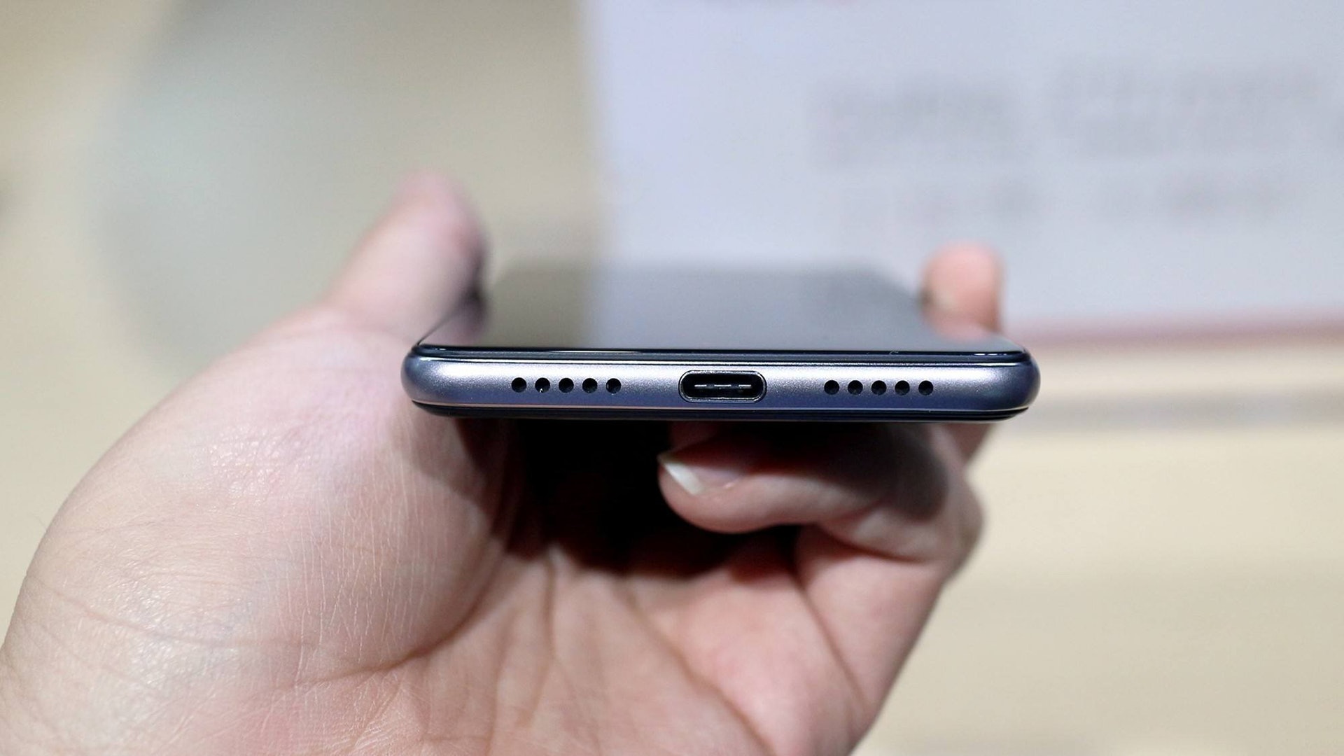 蘋果(Apple)手機一直在堅守自家的Lightning接口(中關村在線授權使用) 蘋果(Apple)手機一直在堅守自家的Lightning接口(中關村在線授權使用)