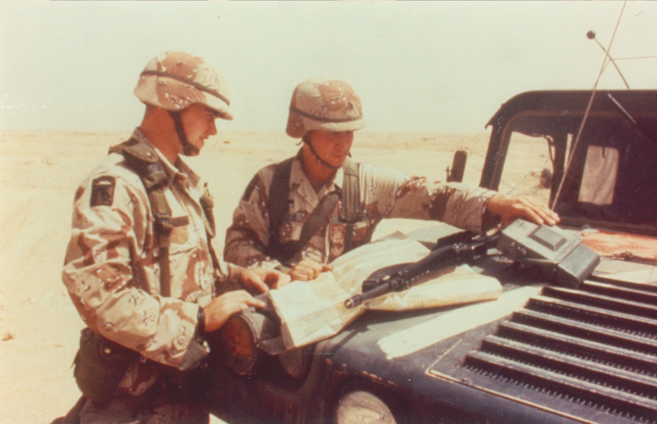 圖為1991年波斯灣戰爭中一名軍人在沙漠中操作微型衛星接收器（SLGR）。（U.S. Army）
