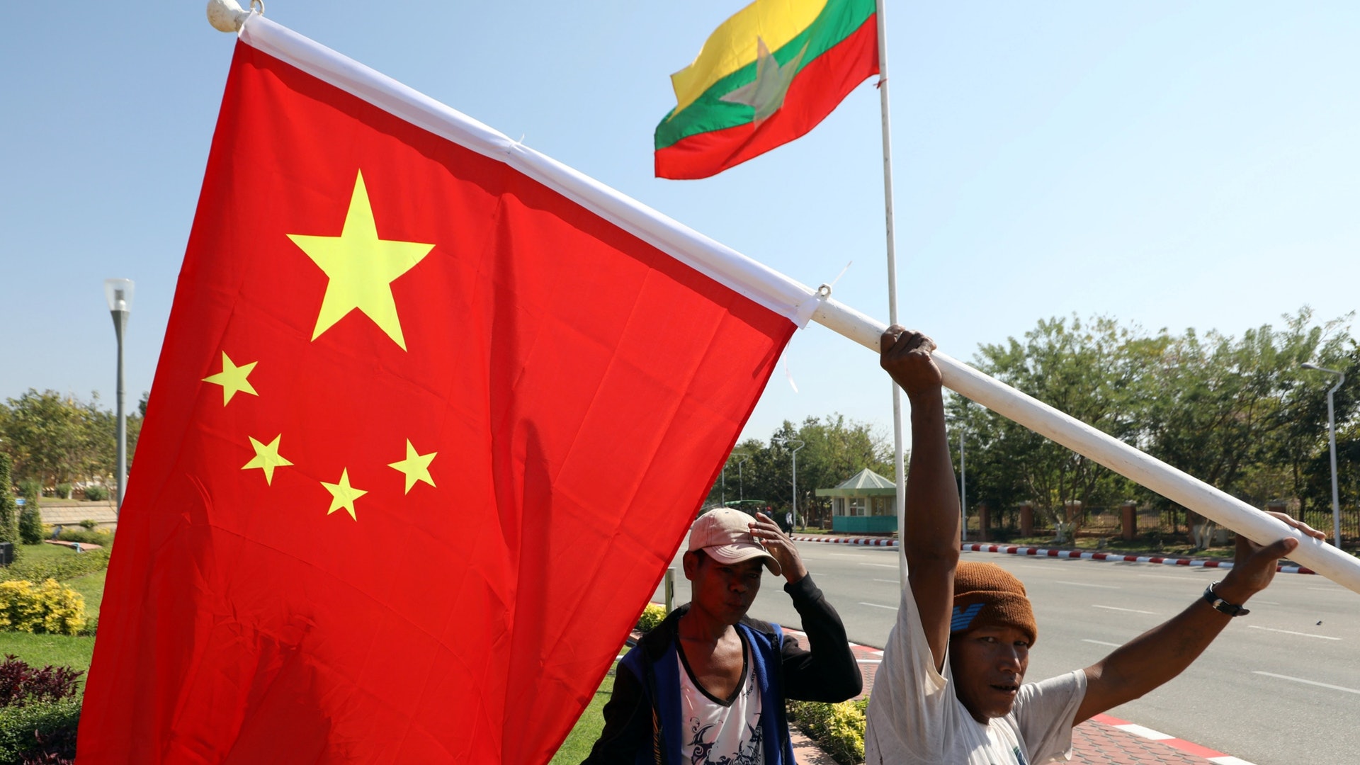 圖為中國國家主席習近平訪問緬甸前,緬甸工人116在內比都豎立中國國旗。(Reuters) 圖為中國國家主席習近平訪問緬甸前,緬甸工人116在內比都豎立中國國旗。(Reuters)
