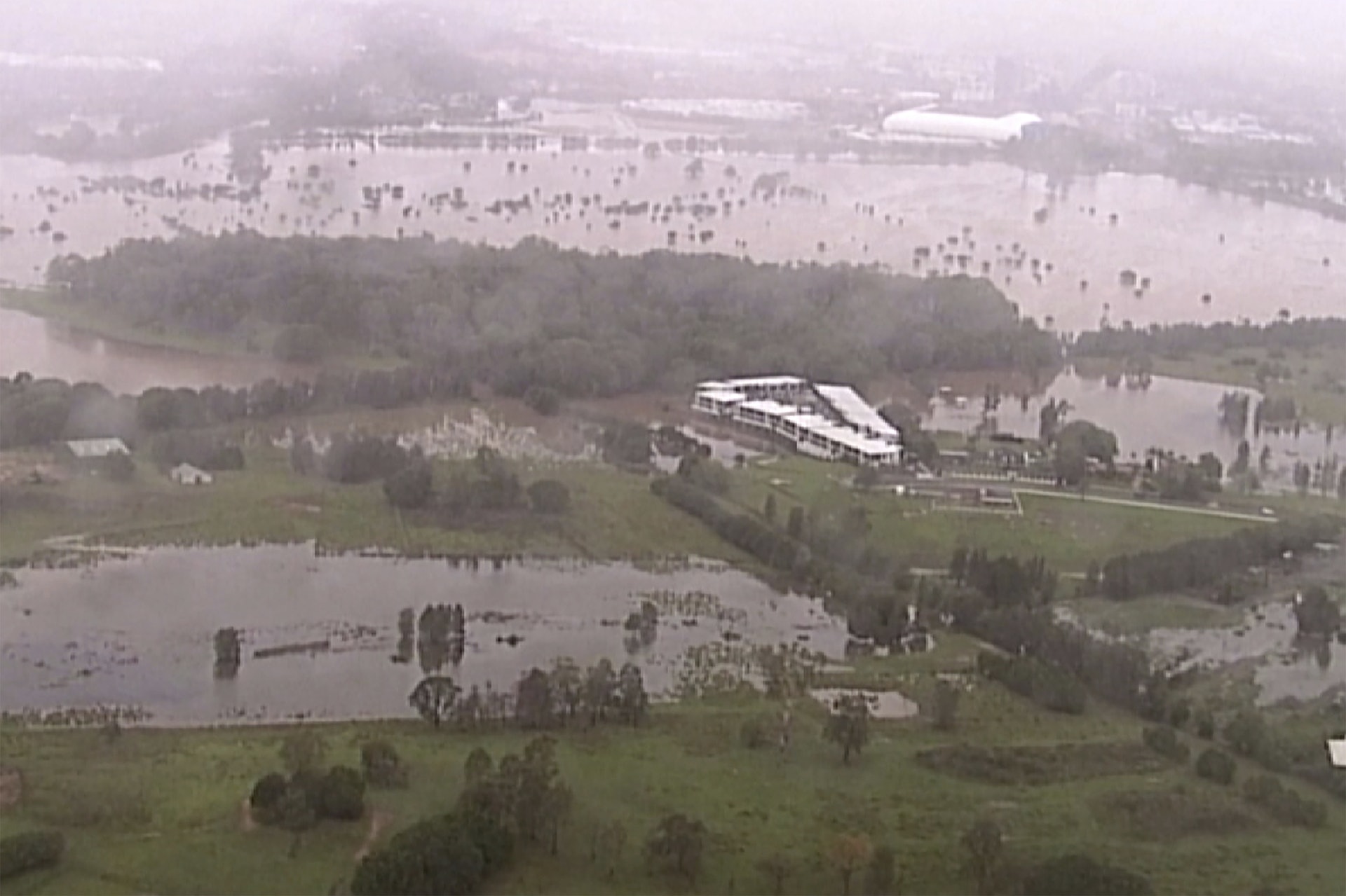 澳洲黃金海岸連場暴雨,導致當地嚴重水浸。不過對於飽受山火影響的地區而言,這場雨總算來得及時。(AP) 澳洲黃金海岸連場暴雨,導致當地嚴重水浸。不過對於飽受山火影響的地區而言,這場雨總算來得及時。(AP)