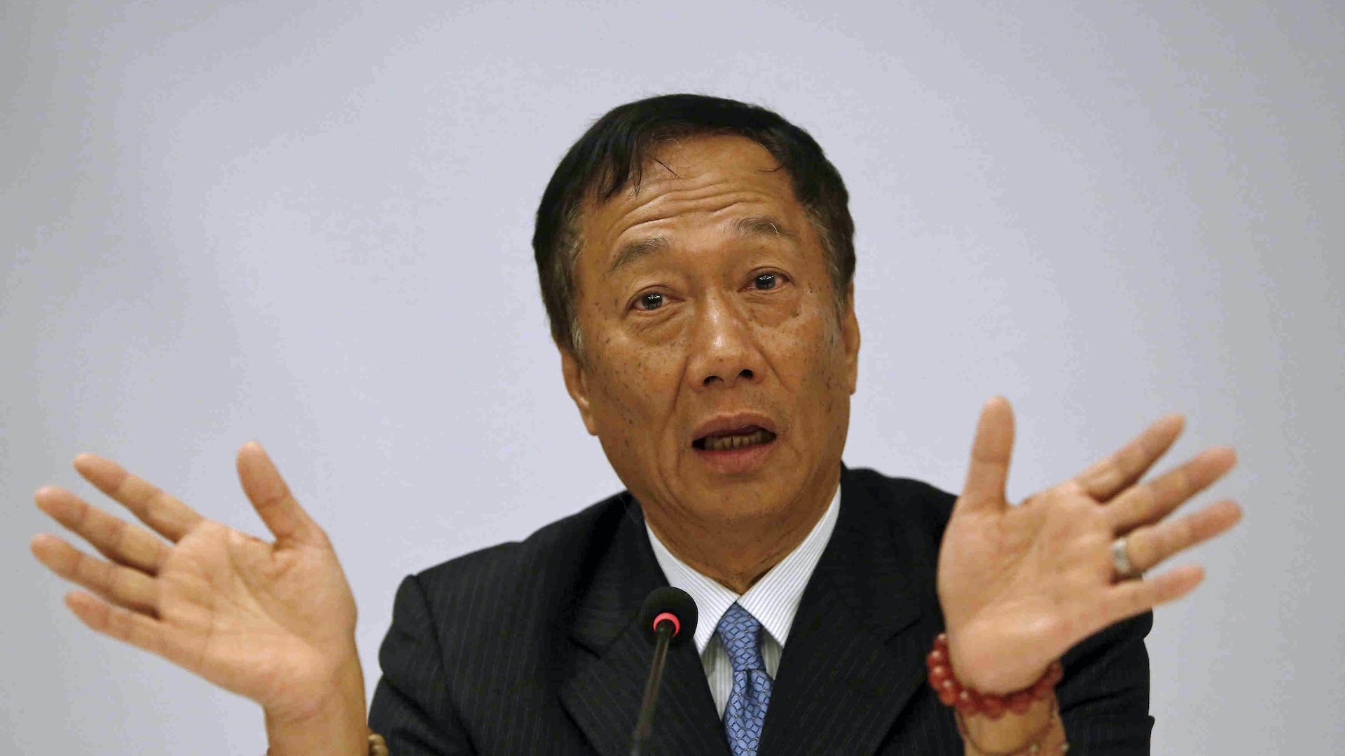 台灣政壇受虐狂:被國民黨玩弄 被柯文哲嘲諷 郭台銘在想什麼? 台灣政壇受虐狂:被國民黨玩弄 被柯文哲嘲諷 郭台銘在想什麼?
