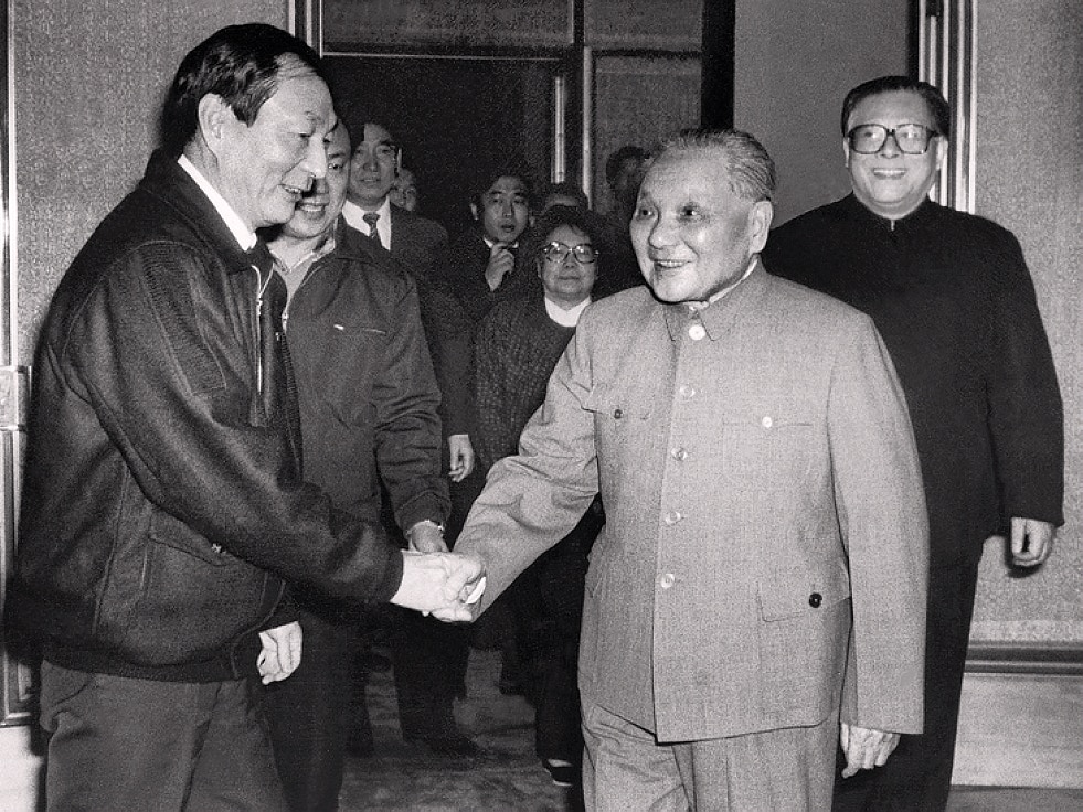 1989年2月5日，時任上海市委書記江澤民（右）、市長朱鎔基（左）陪同鄧小平與上海過年。（中國共產黨新聞網）