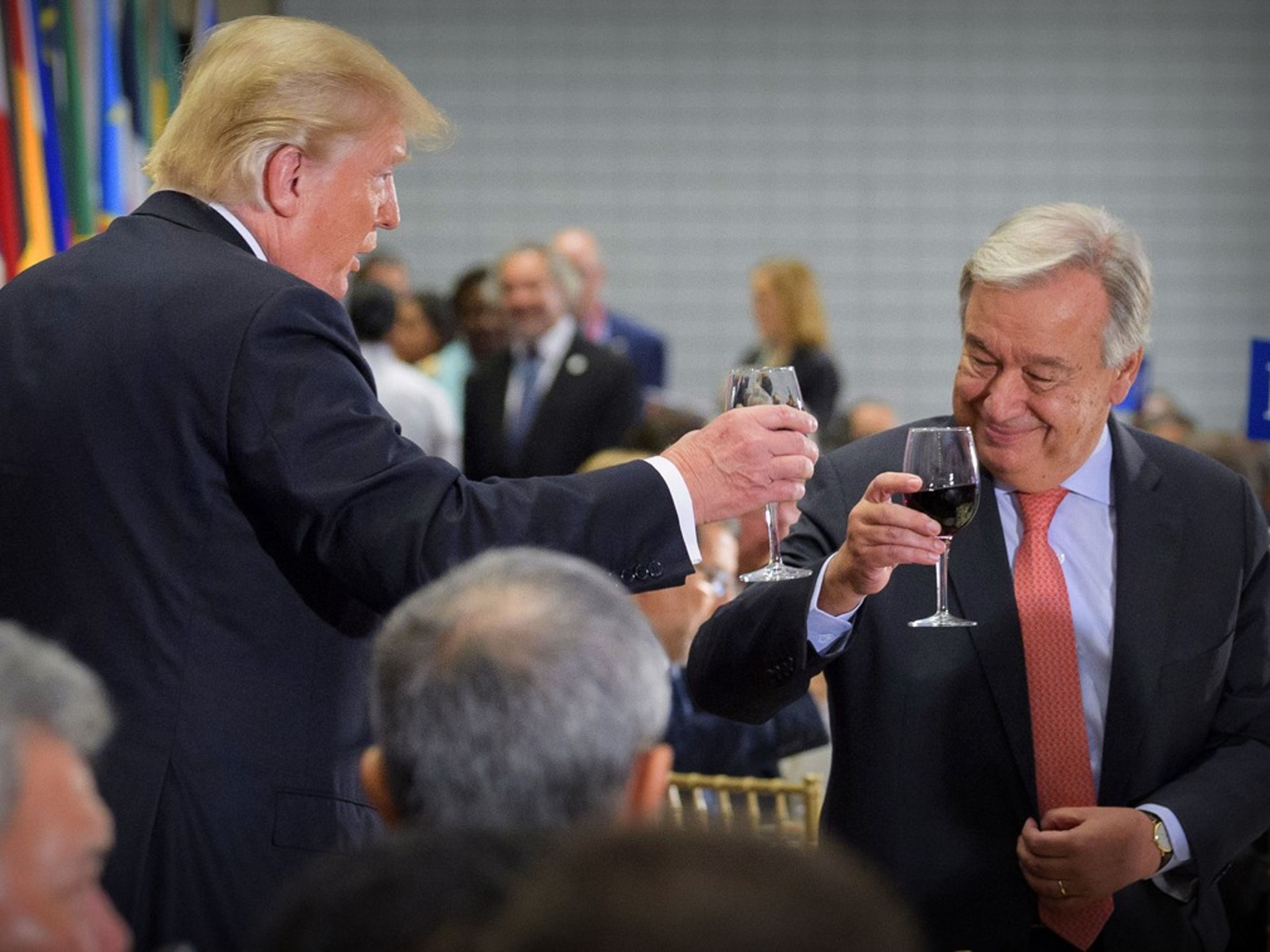 2018年9月25日，第73屆聯合國大期間的工作午宴期間，美國總統特朗普和聯合國秘書長古特雷斯碰杯致意。（VCG）