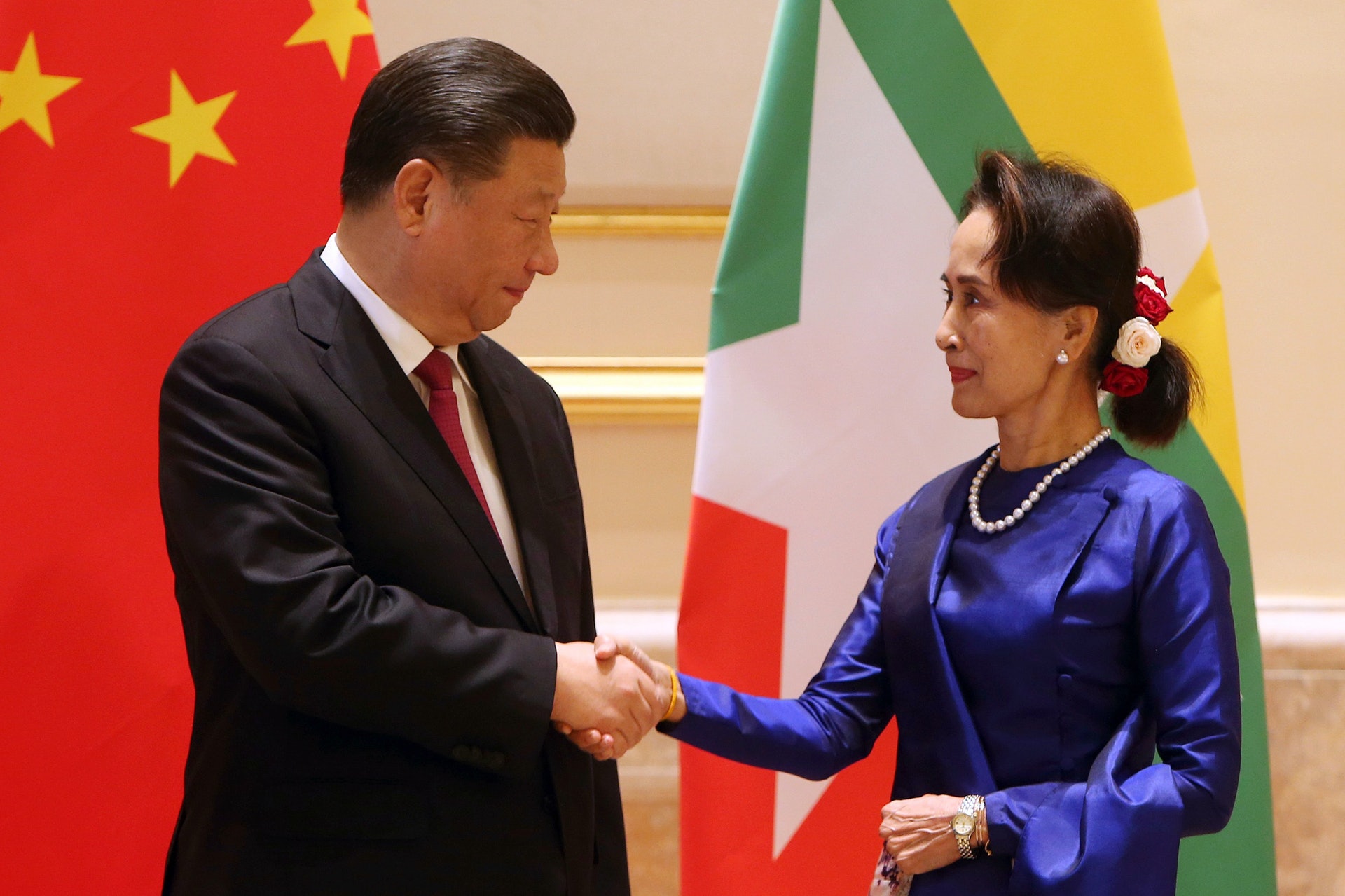 2020年1月17日，缅甸国务资政昂山素季（右）在内比都总统府与中国国家主席习近平握手。中缅冰释前嫌达成“全面战略合作伙伴关系”（AP）
