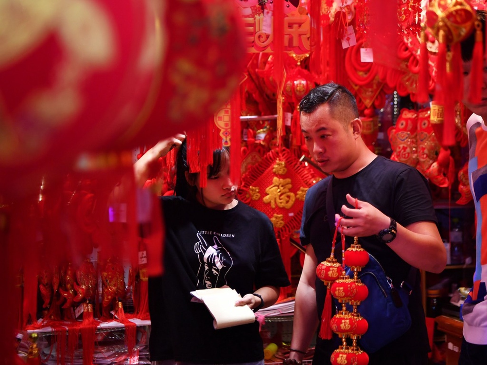 过年了,民众纷纷前往卖场、过年市集采买年货。 (新华社)