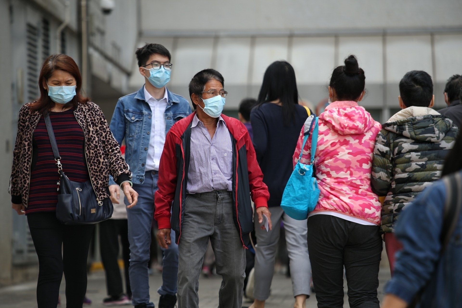 連日都有市民搶購口罩，假如無口罩，應如何自保？（梁鵬威攝）