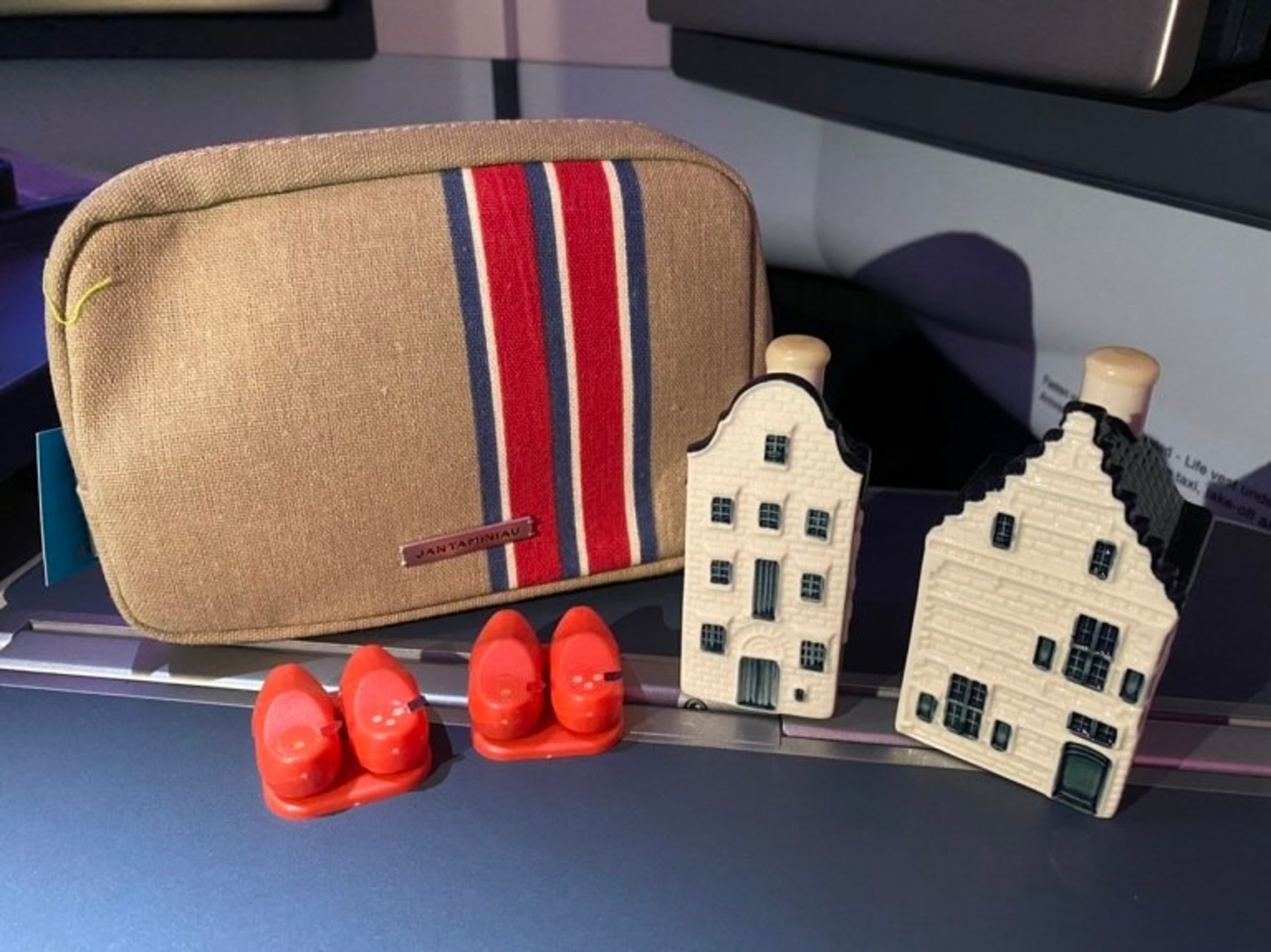 下飛機前,空服員還送給每個商務艙乘客一個有荷蘭當地特色的「小房子」琴酒(TripPlus授權使用) 下飛機前,空服員還送給每個商務艙乘客一個有荷蘭當地特色的「小房子」琴酒(TripPlus授權使用)