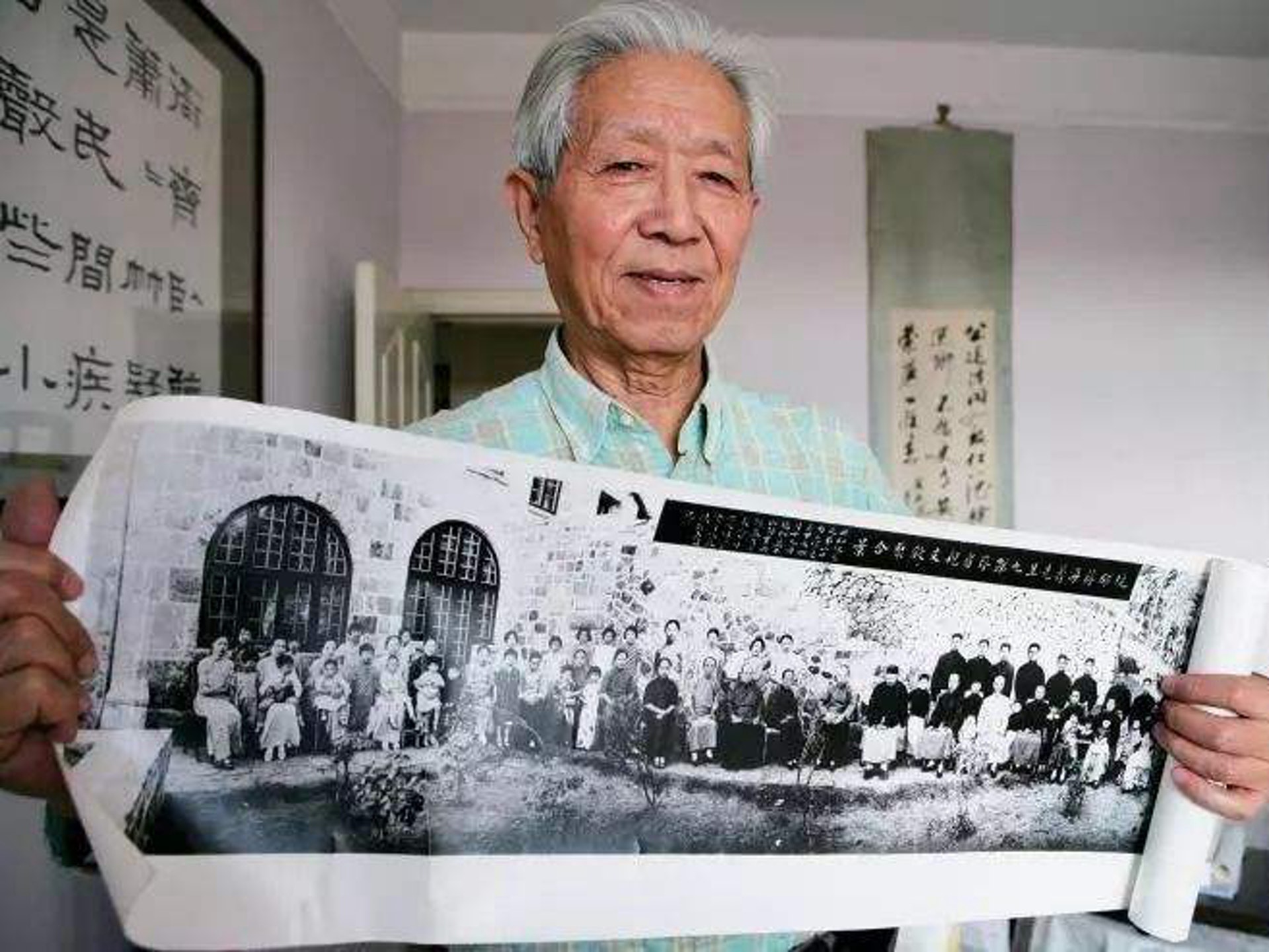 抗SARS英雄蒋彦永医师在展示他家五代同堂共76人的珍贵合影。(Sohu) 抗SARS英雄蒋彦永医师在展示他家五代同堂共76人的珍贵合影。(Sohu)
