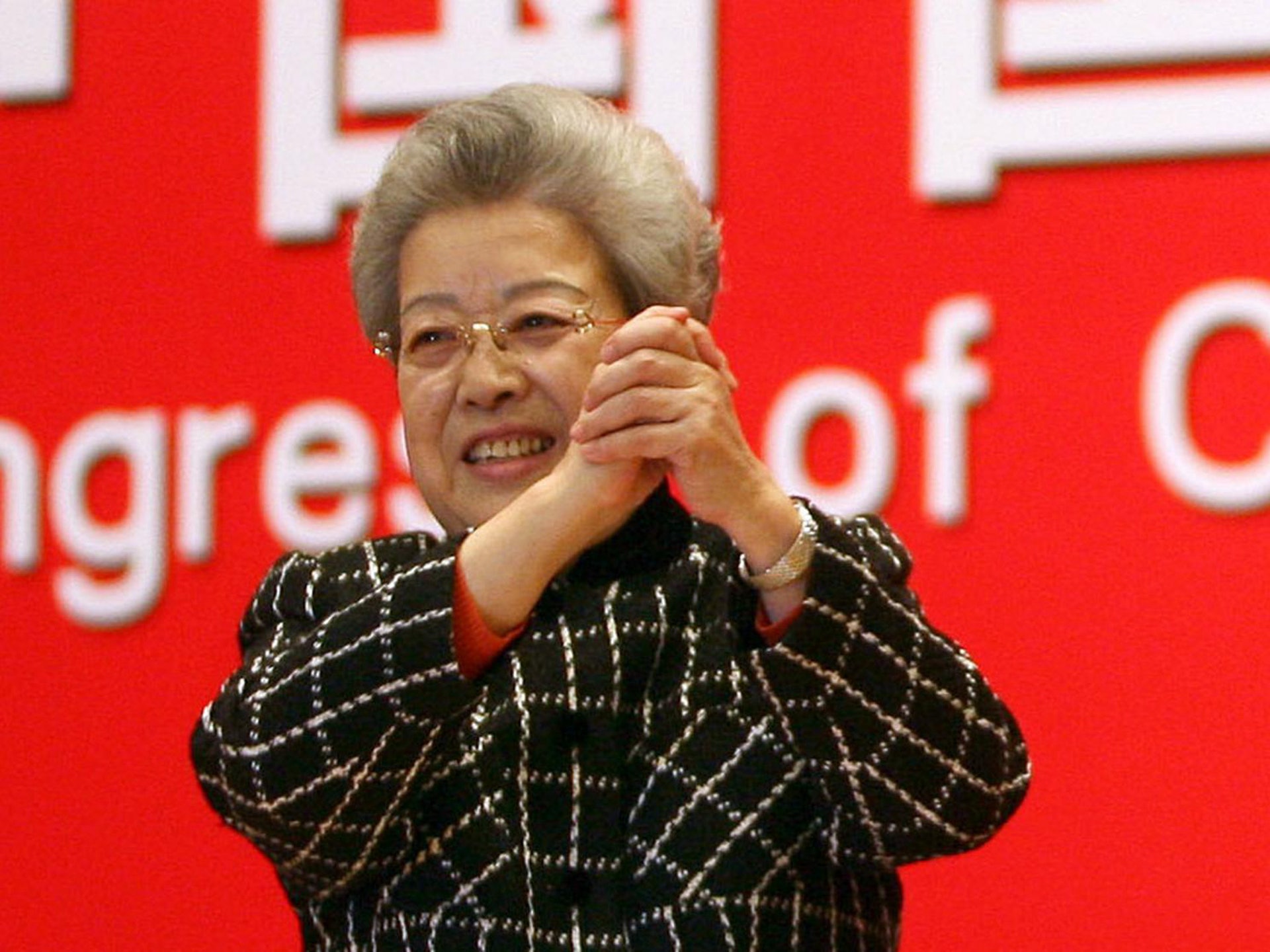 中国非典疫情爆发后,吴仪以副总理身份兼任卫生部长。图为2007年12月,吴仪在北京出席一次会议时表示,次年将完全退休。(VCG) 中国非典疫情爆发后,吴仪以副总理身份兼任卫生部长。图为2007年12月,吴仪在北京出席一次会议时表示,次年将完全退休。(VCG)