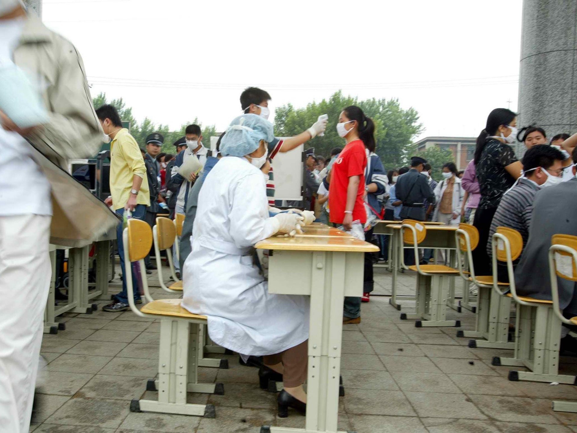 2003年6月7日,中国东北最大城市沈阳,非典时期的露天高考考场。(VCG) 2003年6月7日,中国东北最大城市沈阳,非典时期的露天高考考场。(VCG)