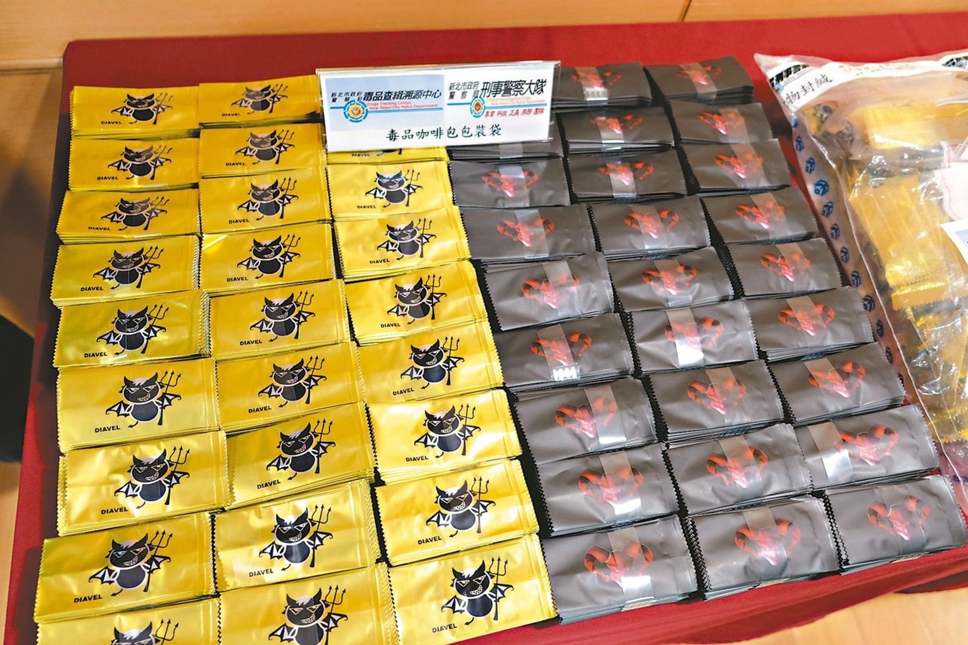 PMMA是中樞神經興奮劑,是一般「fing頭丸」MDMA替代物,服用後會產生迷幻效果,但毒性強度高於甲基安非他命,毒性極強,致死率近百分之百。(聯合新聞網授權使用) PMMA是中樞神經興奮劑,是一般「fing頭丸」MDMA替代物,服用後會產生迷幻效果,但毒性強度高於甲基安非他命,毒性極強,致死率近百分之百。(聯合新聞網授權使用)