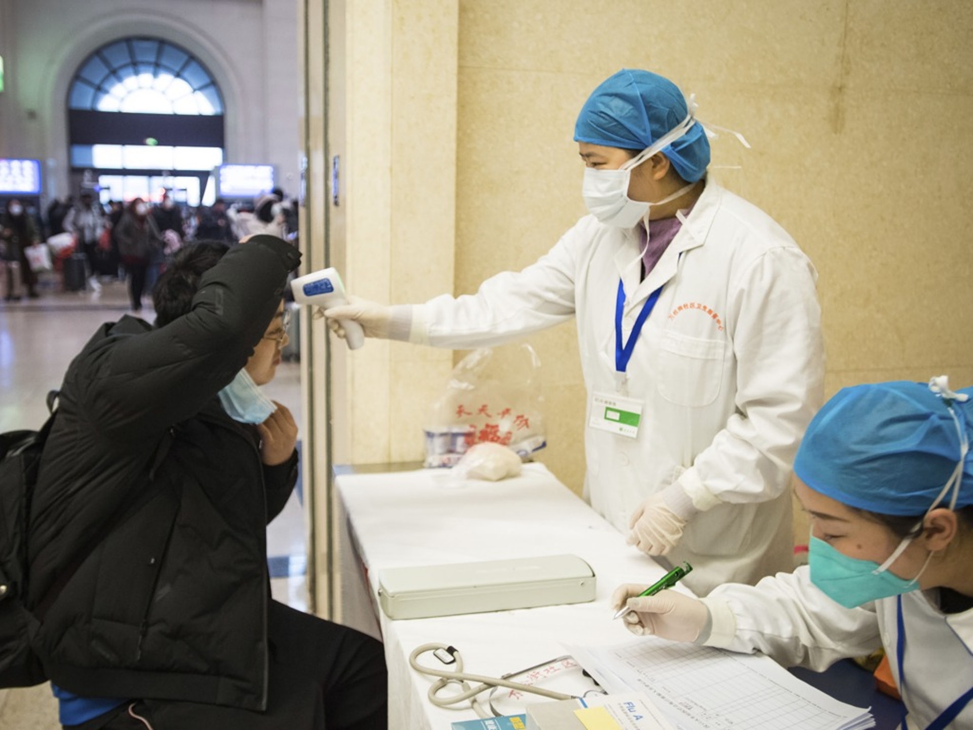 新型冠狀病毒疫情仍在擴散。圖為武漢火車站內醫療人員為旅客檢測體温。(AP) 新型冠狀病毒疫情仍在擴散。圖為武漢火車站內醫療人員為旅客檢測體温。(AP)
