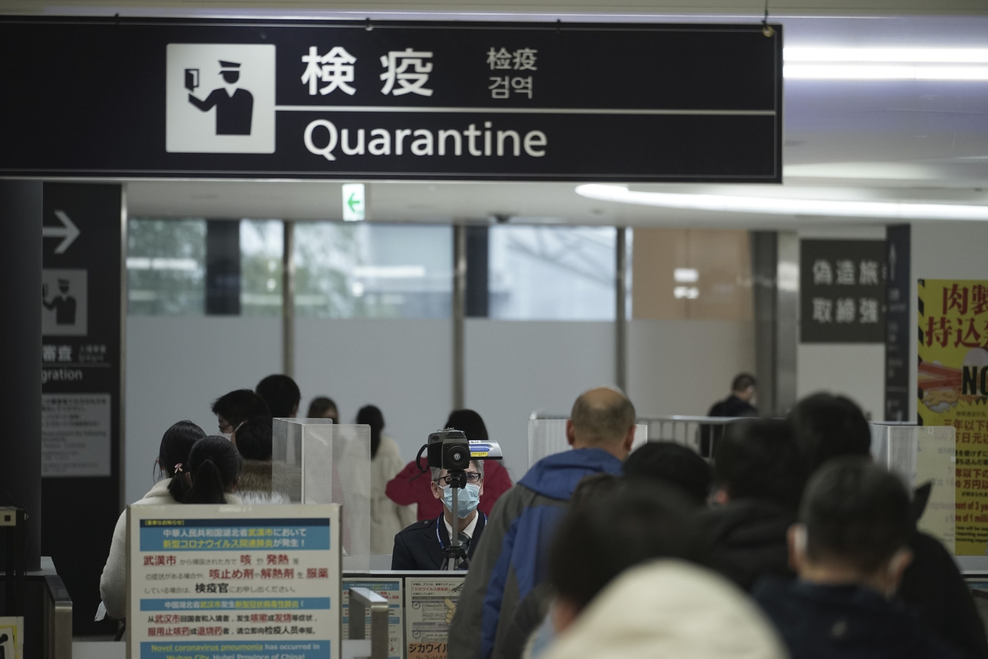 來自中國武漢和其他城市的旅客於成田機場入境日本前接受檢疫。（美聯社）