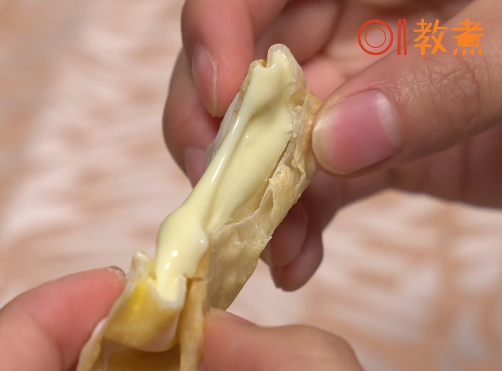 芝士金元寶外脆內軟,一口咬下去芝士融化拉絲。(影片截圖) 芝士金元寶外脆內軟,一口咬下去芝士融化拉絲。(影片截圖)