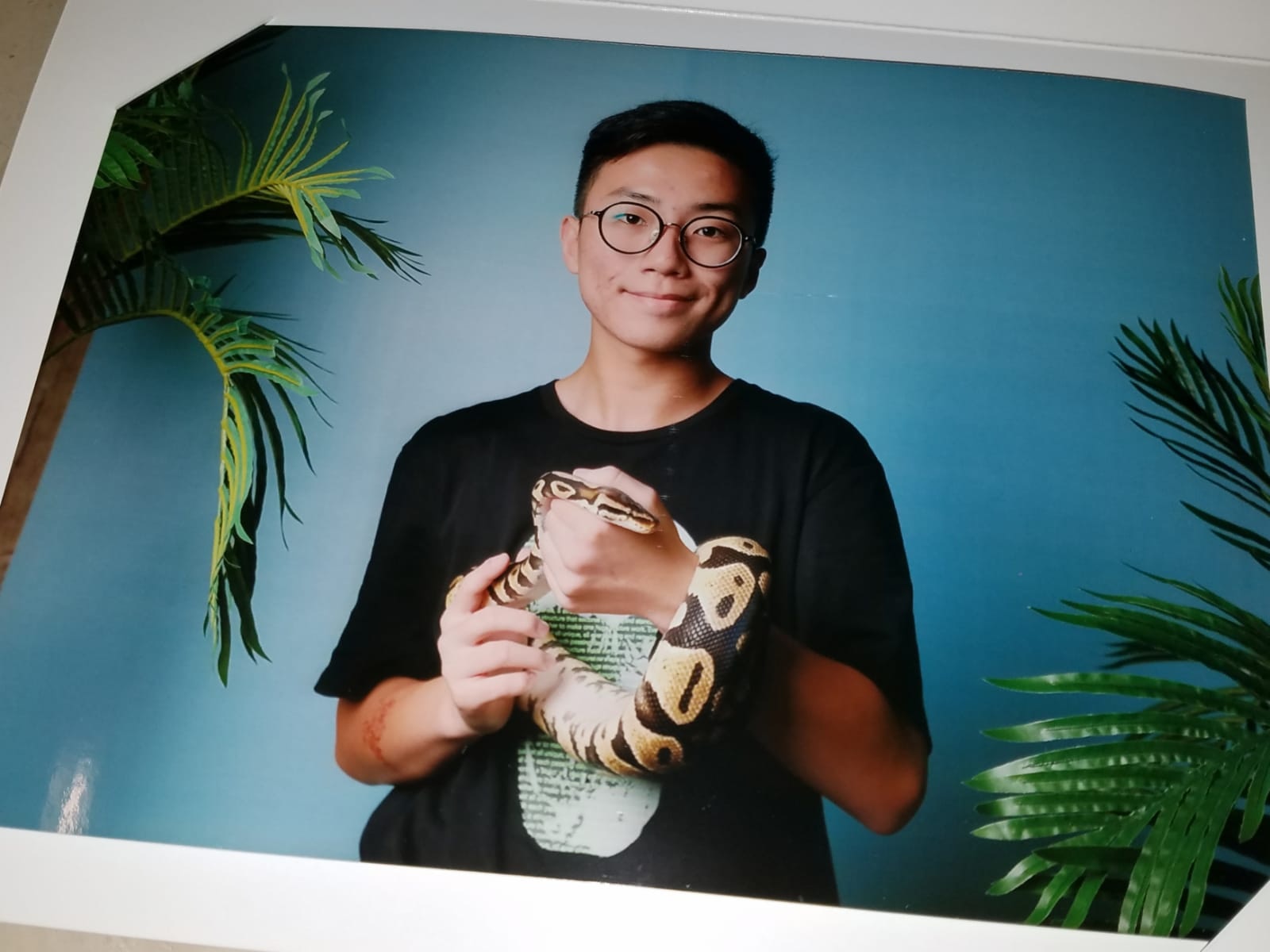 他表示:「有時我會帶條蛇出席講座,條街啲人一見到我帶住條蛇,就會好不屑咁望我,又會話我癡線,不過依家都已經慣咗。」(受訪者提供) 他表示:「有時我會帶條蛇出席講座,條街啲人一見到我帶住條蛇,就會好不屑咁望我,又會話我癡線,不過依家都已經慣咗。」(受訪者提供)