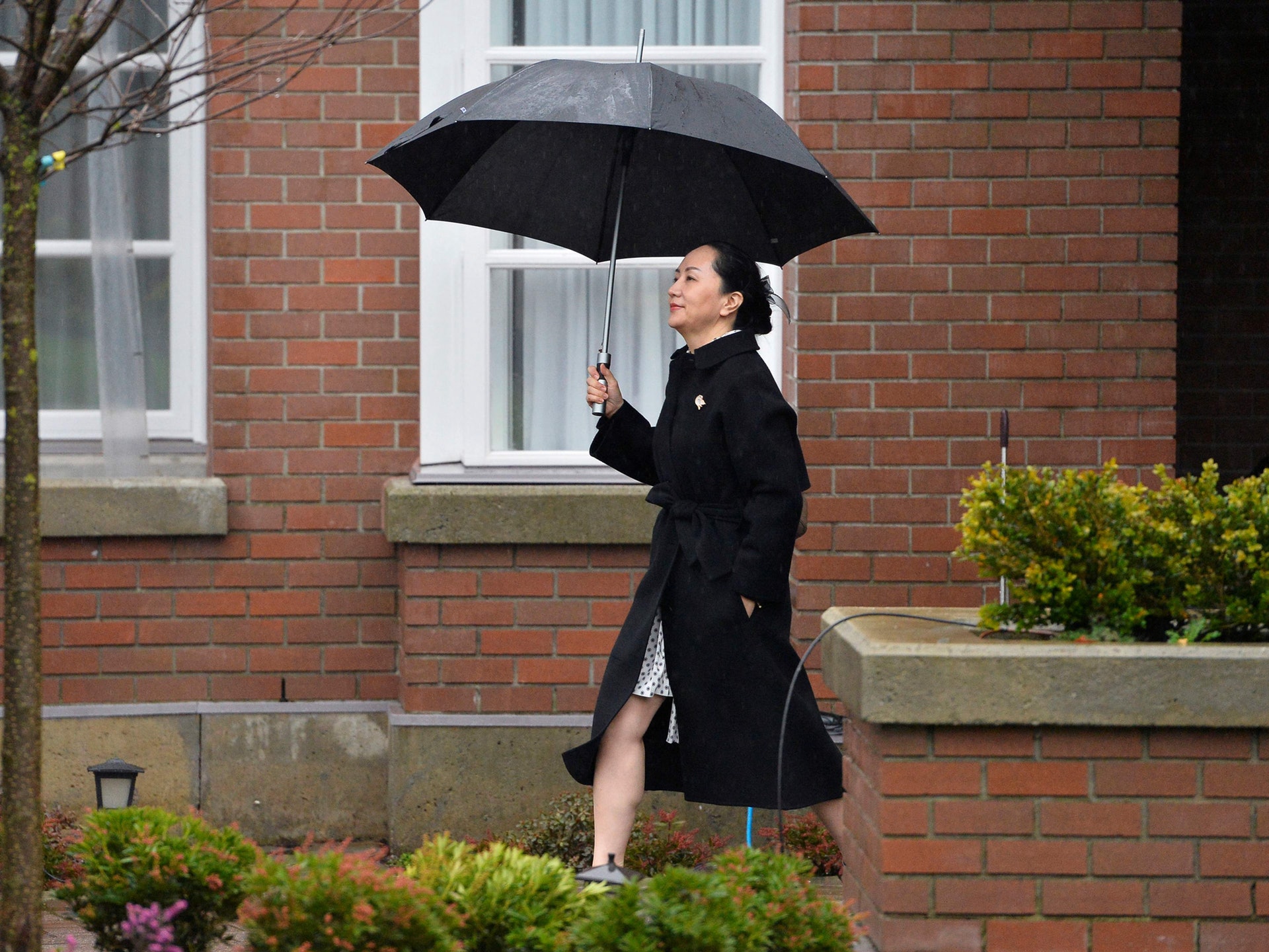 孟晚舟被捕事件使中加關係陷入低谷。圖為孟晚舟1月23日離開家準備出席庭審。(Reuters) 孟晚舟被捕事件使中加關係陷入低谷。圖為孟晚舟1月23日離開家準備出席庭審。(Reuters)