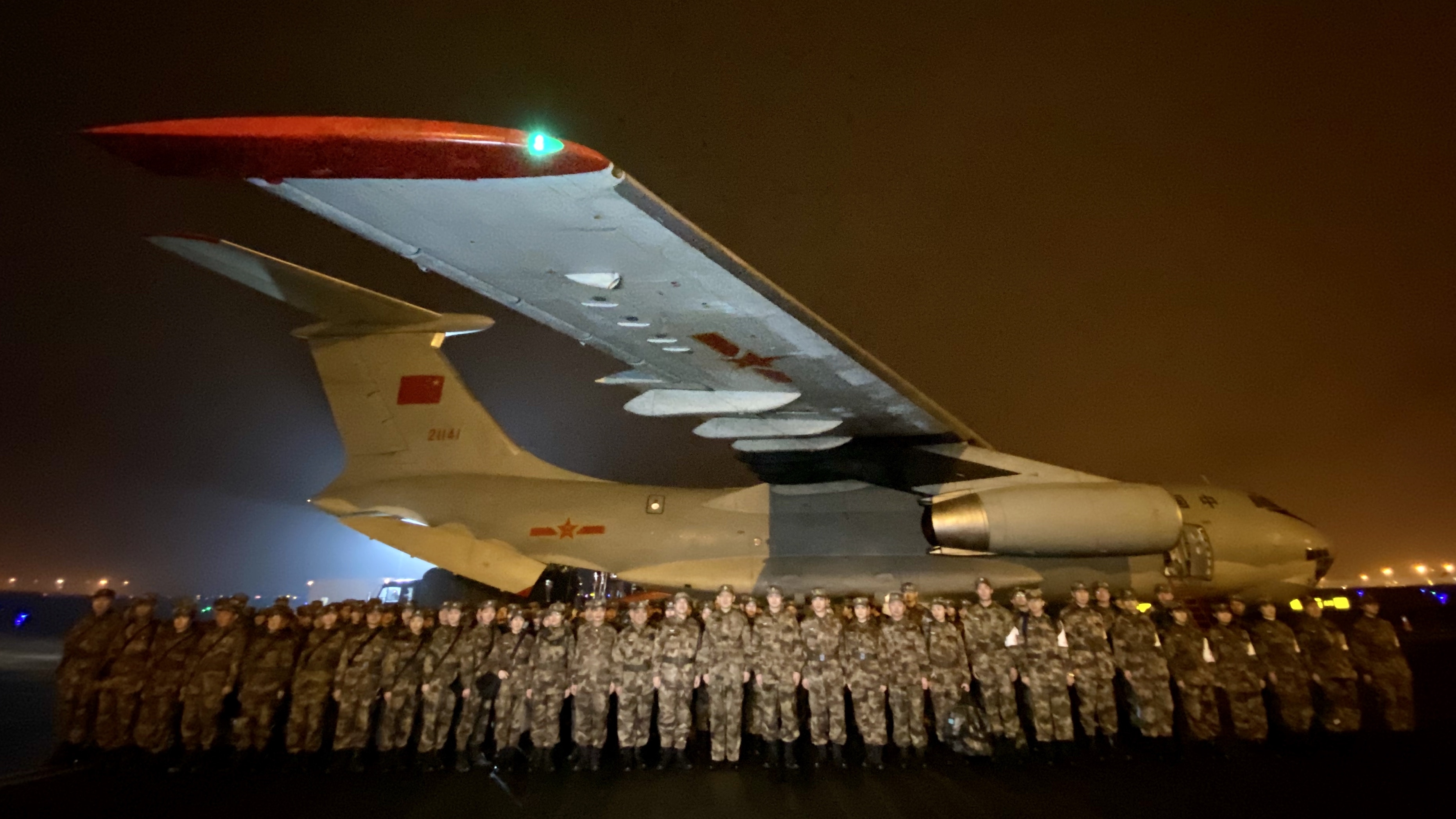 抗疫人手物資短缺　解放軍450人醫療隊抵武漢支援