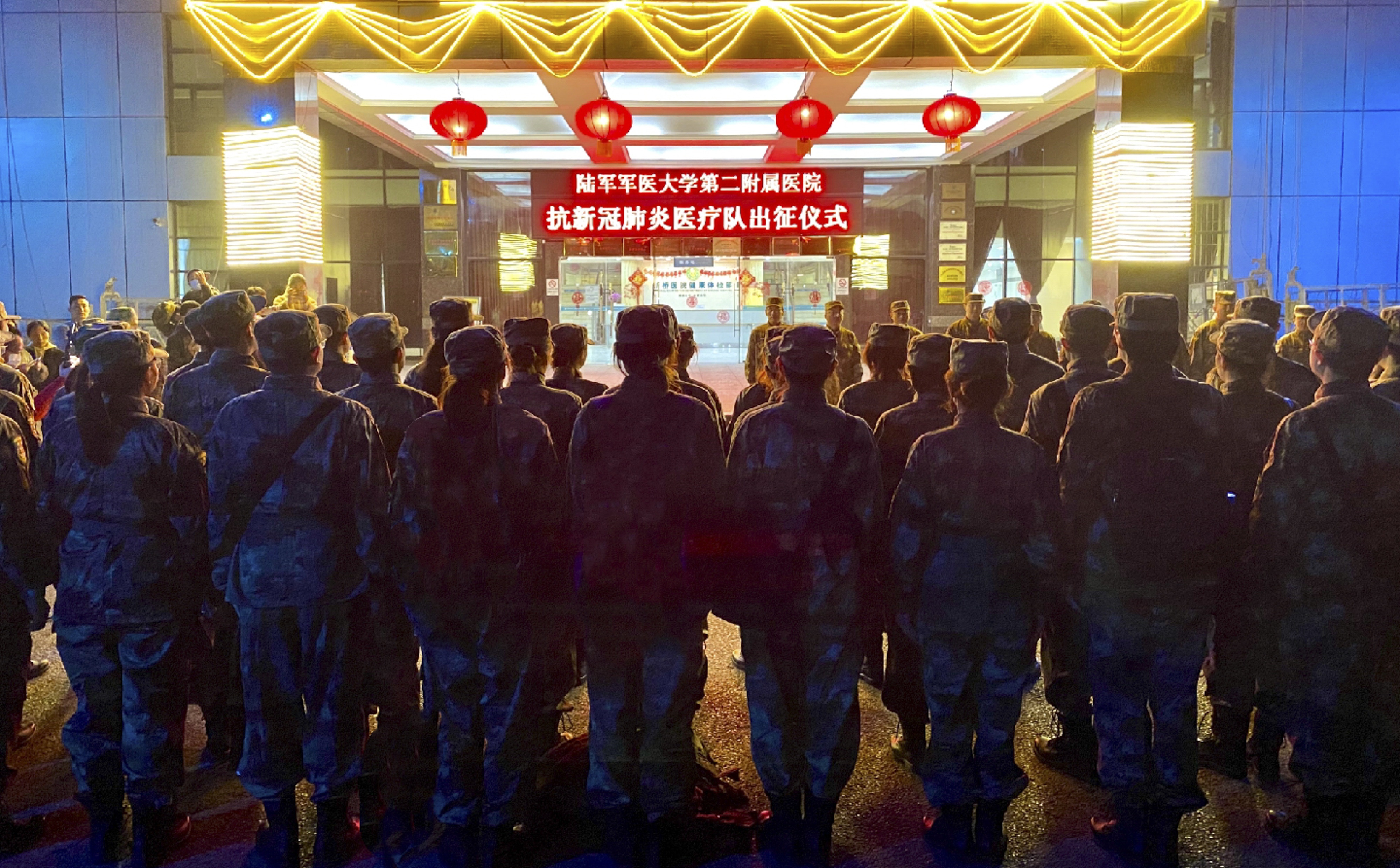 陸軍軍醫大學醫療隊連前往武漢支援。圖為1月24日晚，醫療隊成員在集結。（新華社）