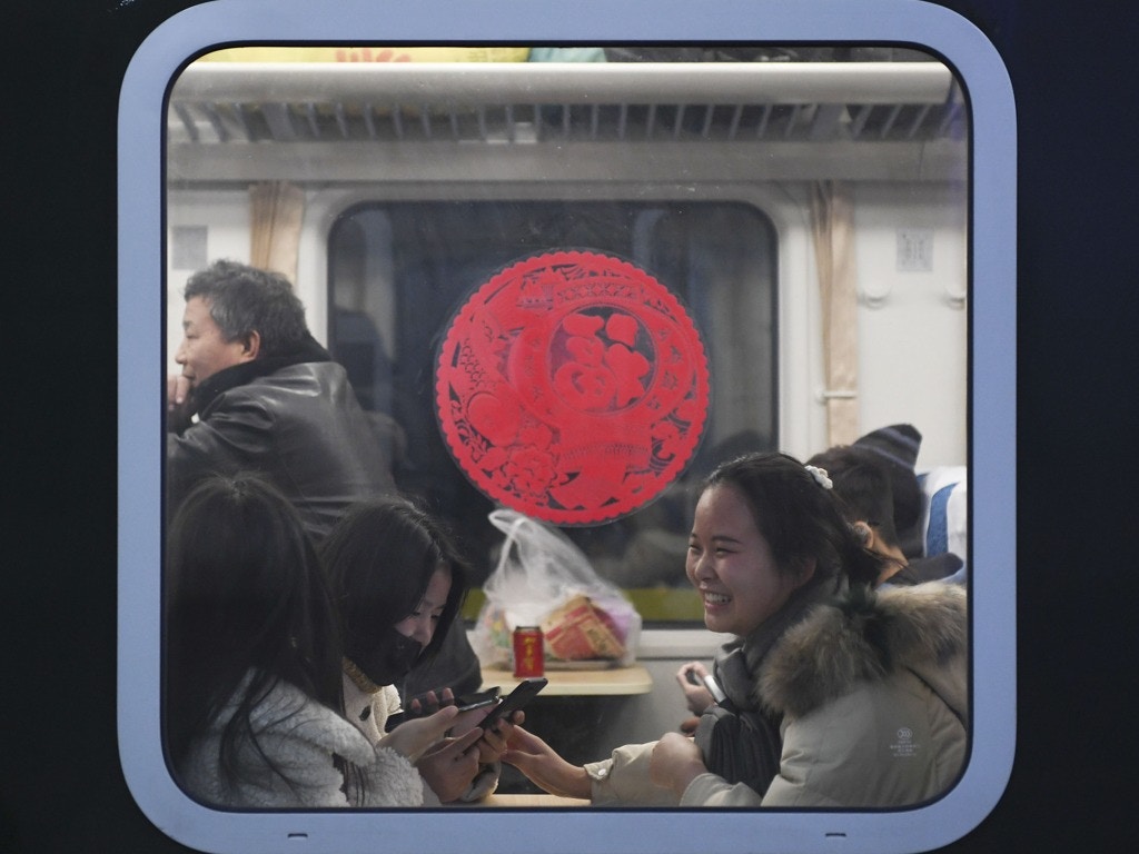 2020年1月10日，2020年中國「春運」正式啟動。圖為在北京火車站乘坐K4051次列車的旅客等候開車。（新華社）