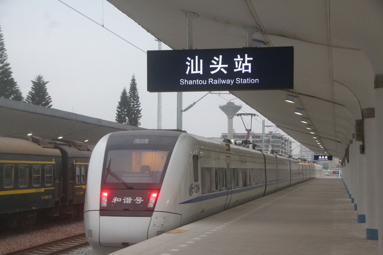 自1月27日0時起,對從汕頭火車站、潮陽火車站進入汕頭的人員嚴格排查、甄別、勸返。(資料圖片) 自1月27日0時起,對從汕頭火車站、潮陽火車站進入汕頭的人員嚴格排查、甄別、勸返。(資料圖片)