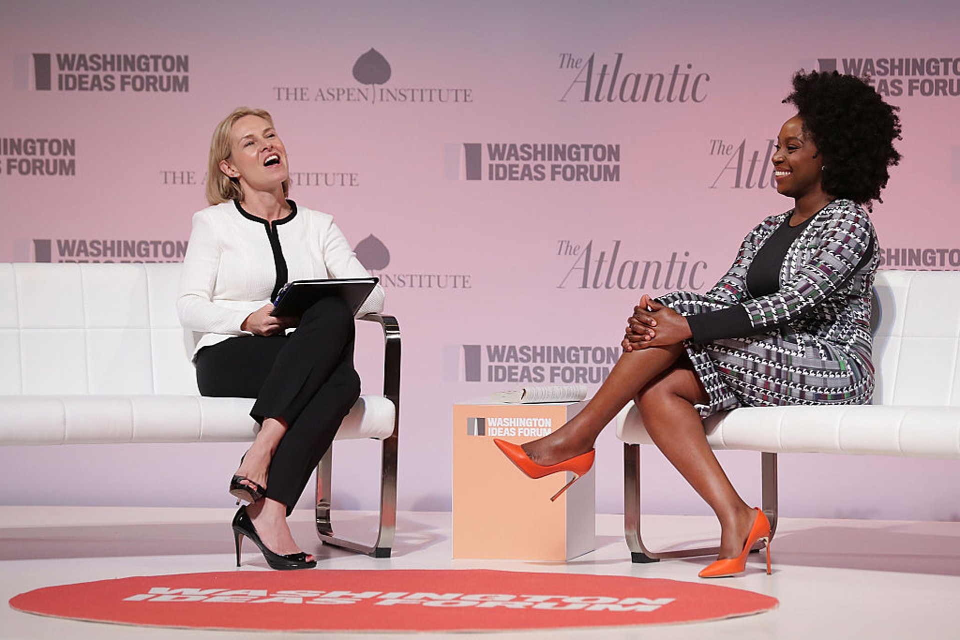 凱利(左)訪問美國務卿蓬佩奧出現甚有「火藥味」的場面。凱利事後稱蓬佩奧對她咒罵,說話用字夾雜粗口。圖為她2016年在美國華盛頓訪問一名作者。(Getty) 凱利(左)訪問美國務卿蓬佩奧出現甚有「火藥味」的場面。凱利事後稱蓬佩奧對她咒罵,說話用字夾雜粗口。圖為她2016年在美國華盛頓訪問一名作者。(Getty)