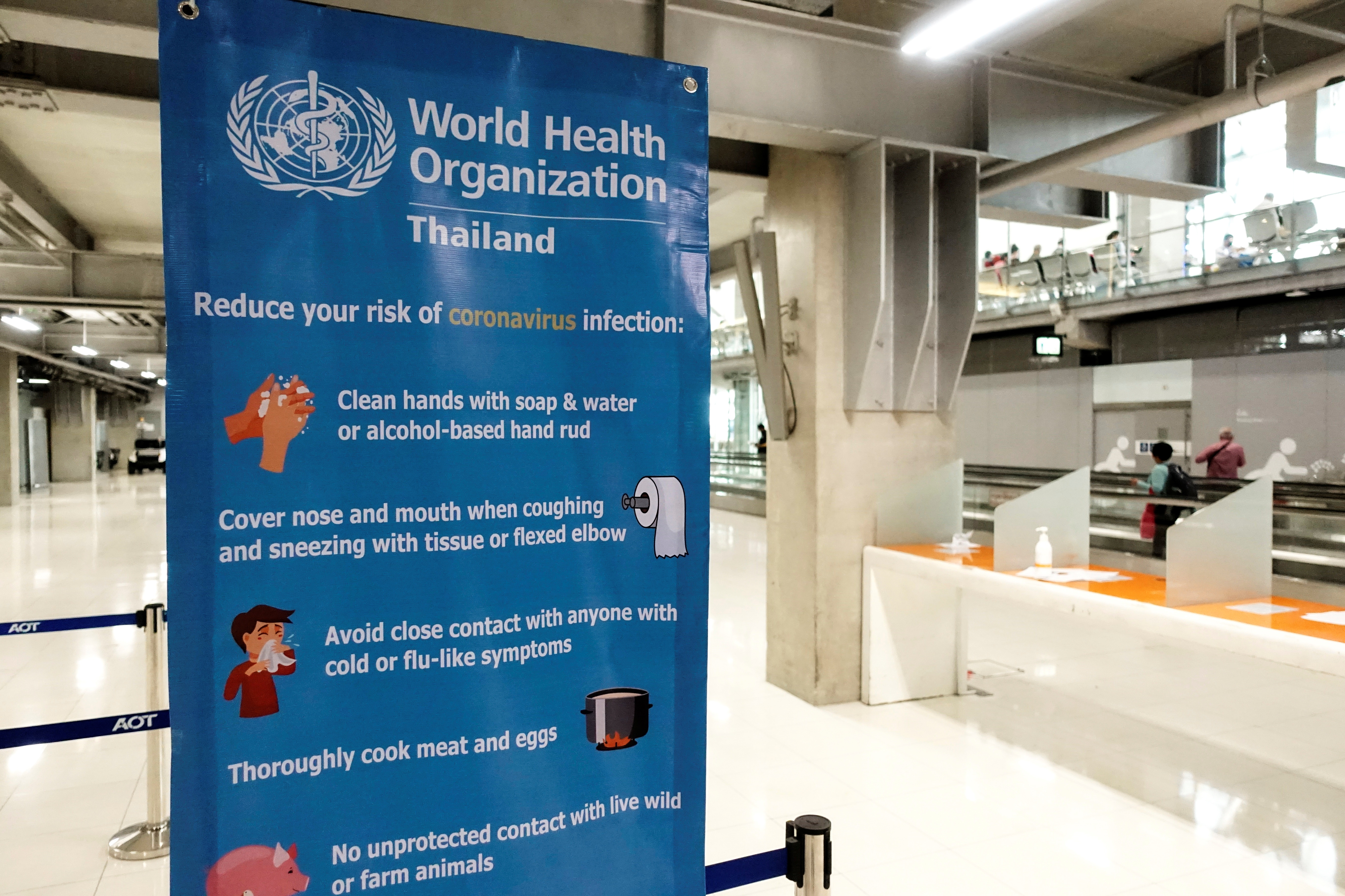 图为1月25日设于泰国曼谷的素瓦那普国际机场内，一张呼吁旅客注意个人卫生的宣传海报（Reuters）
